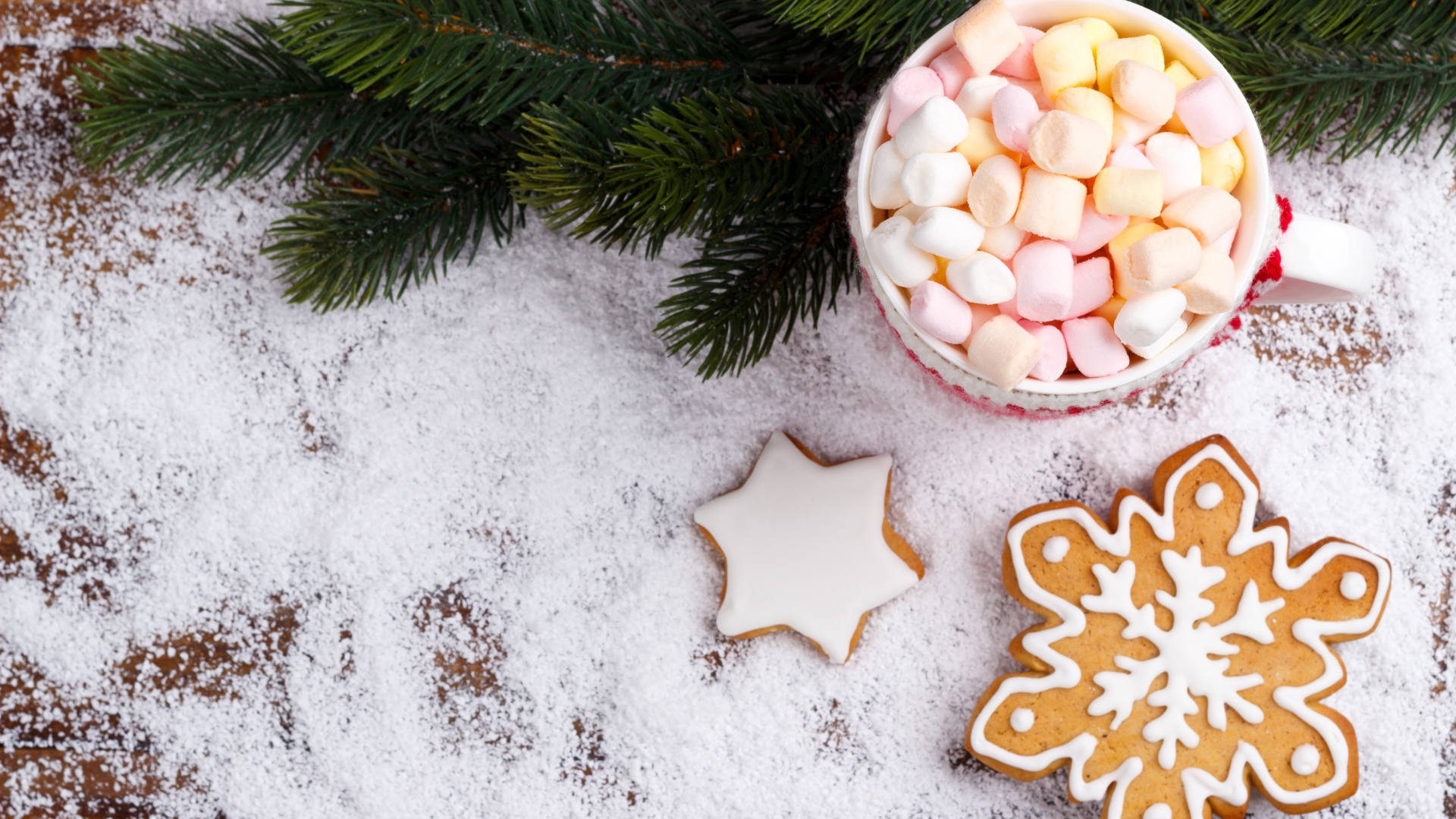 Чашка с маршмеллоу на столе с печеньем и еловой веткой 