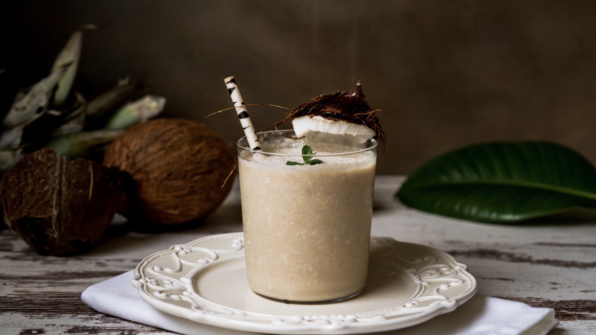 Вкусный кокосовый коктейль в стакане с трубочкой
