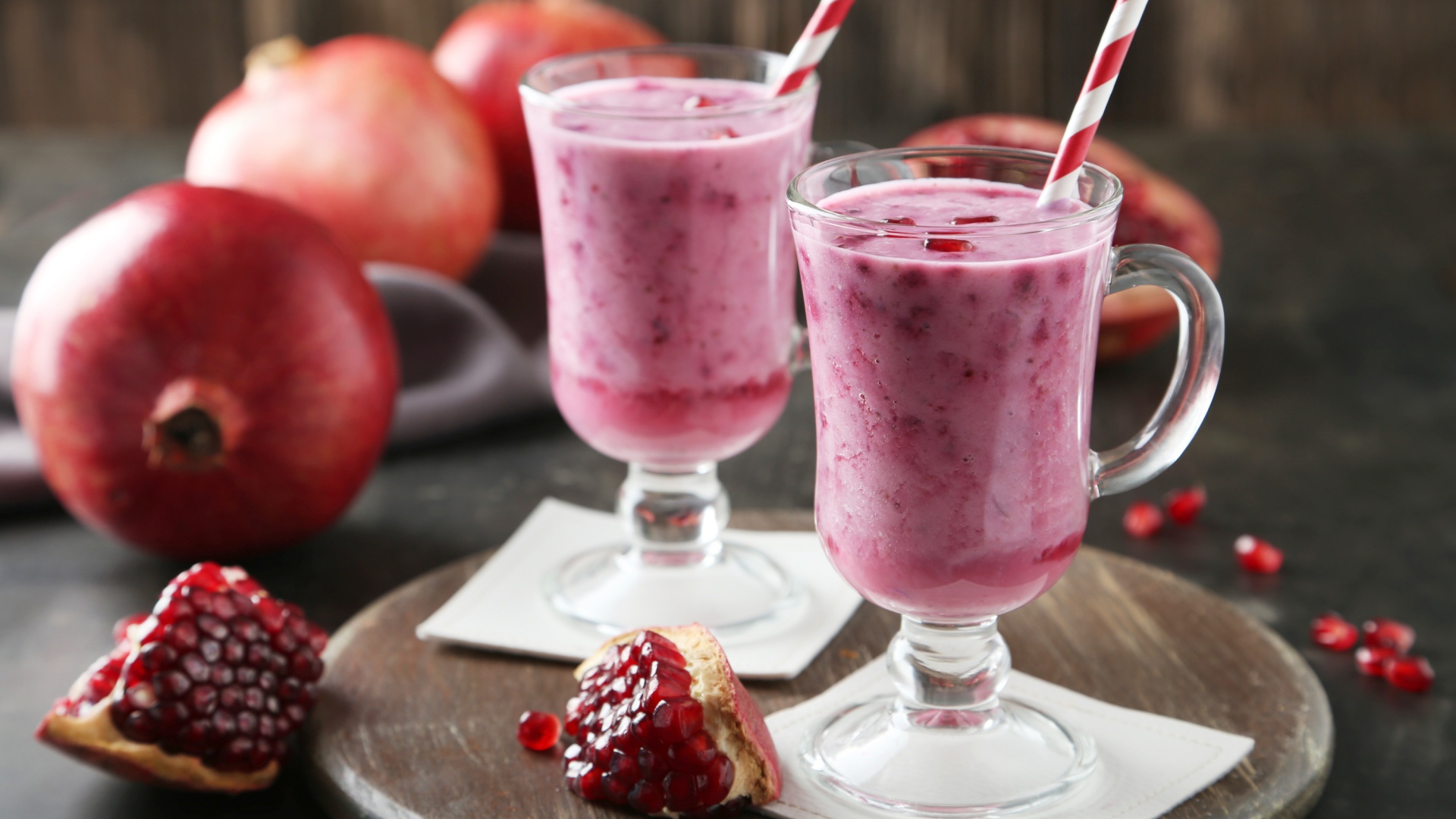 Гранатовый смузи в стаканах на столе