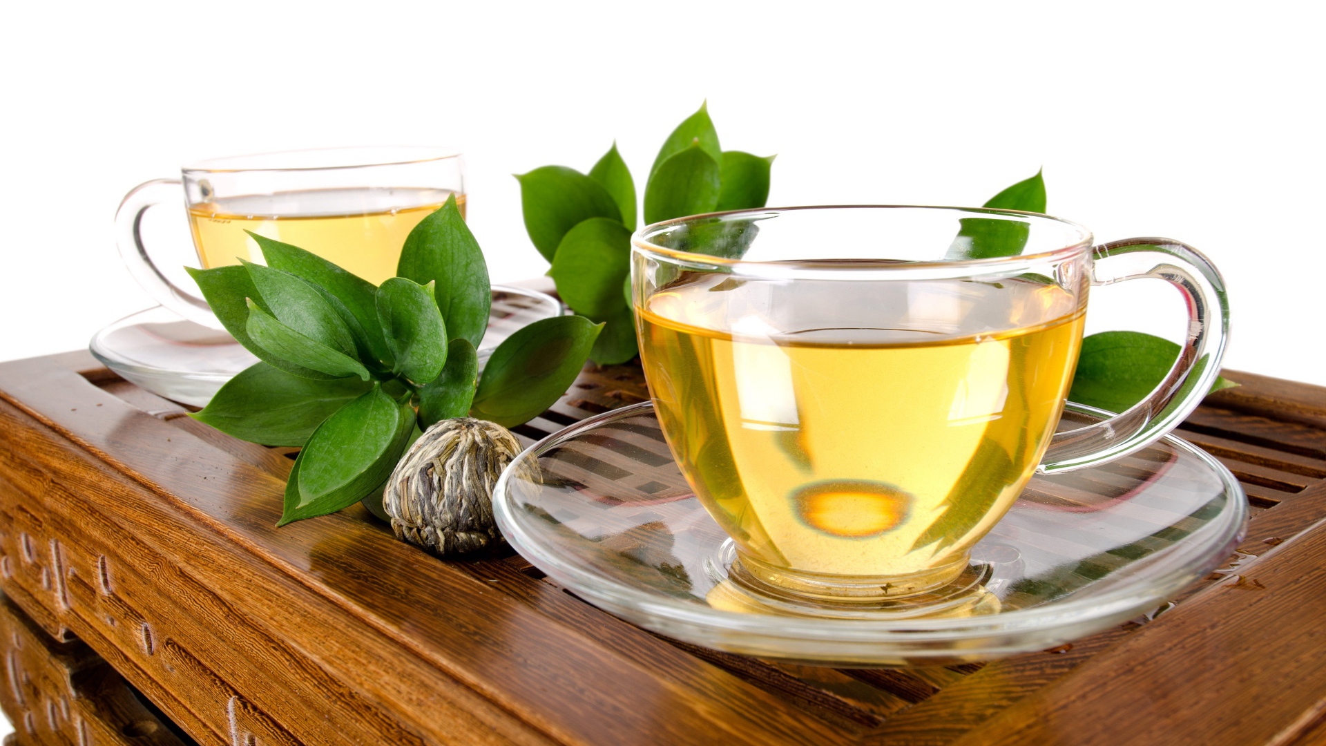 Стеклянные чашки на столе с зеленым чаем