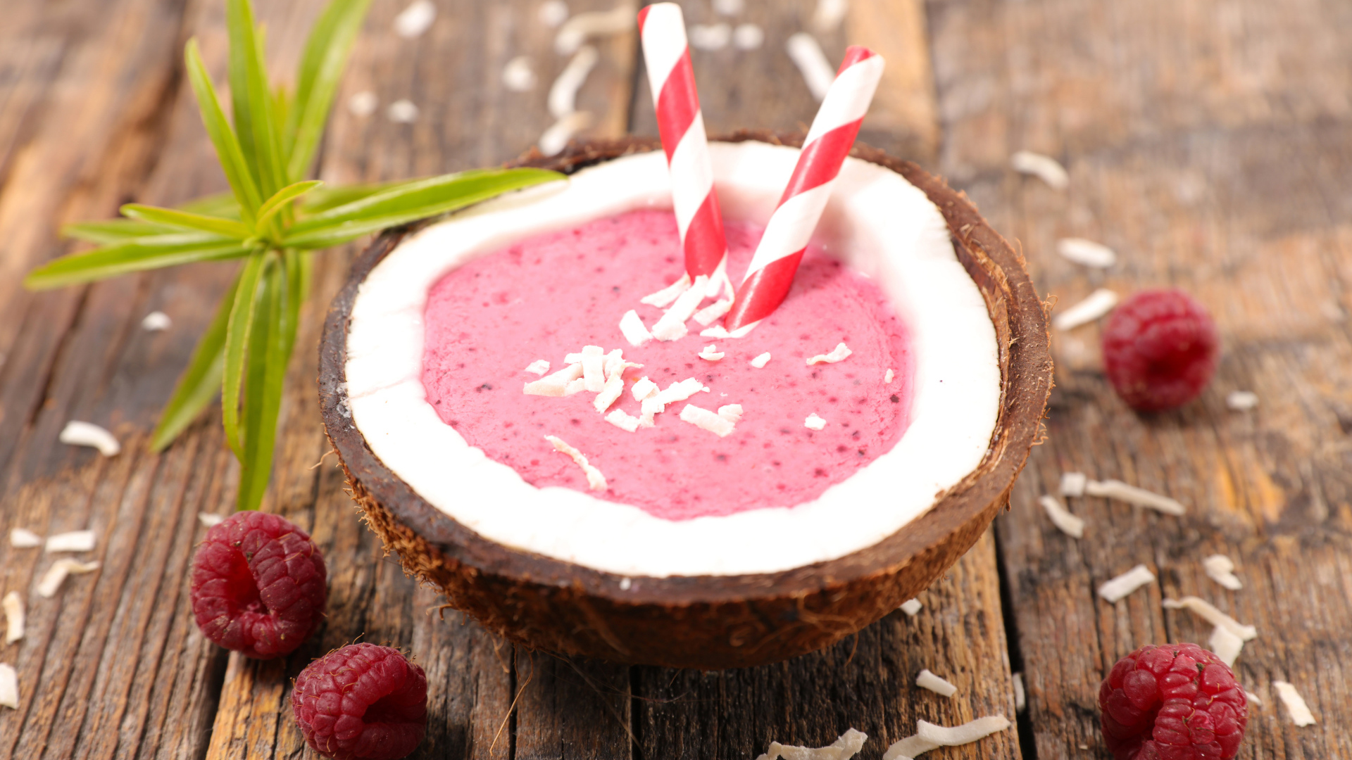 Малиновый коктейль в кокосовом орехе