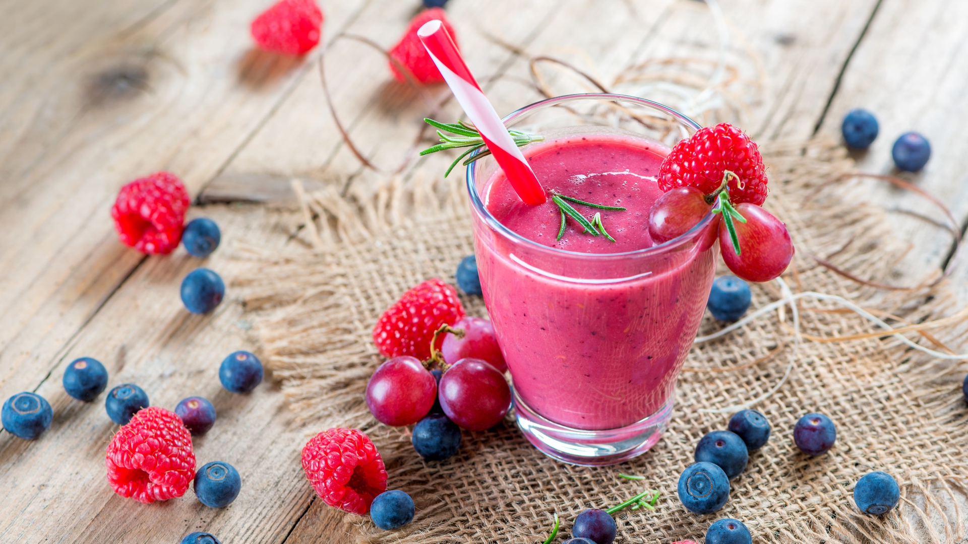 Смузи с черникой, малиной и виноградом 