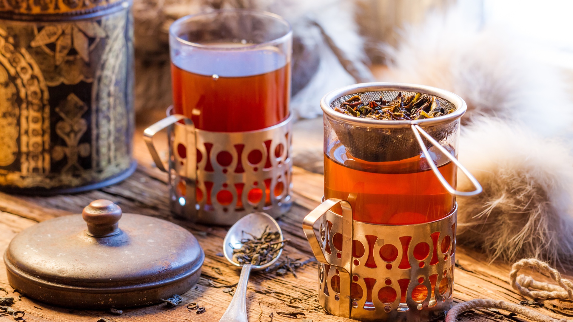 Две чашки заварного черного чая на столе