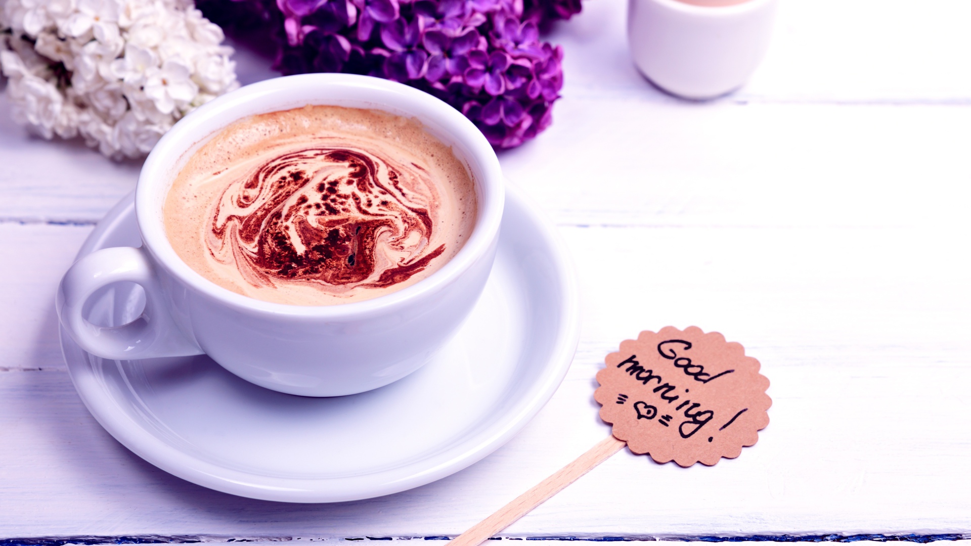 Белая чашка кофе с цветами сирени и яйцом на завтрак