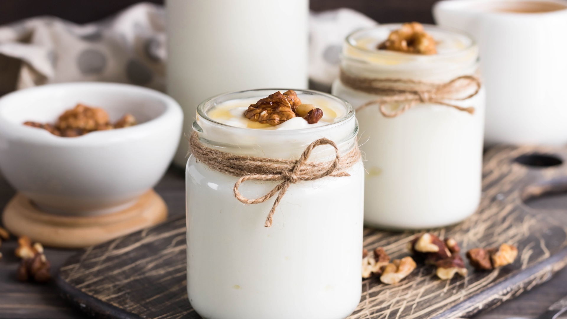 Йогурт с баночках с грецкими орехами