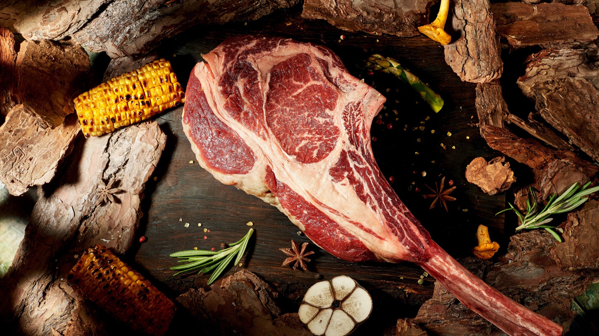 Кусок мяса на кости с кукурузой 