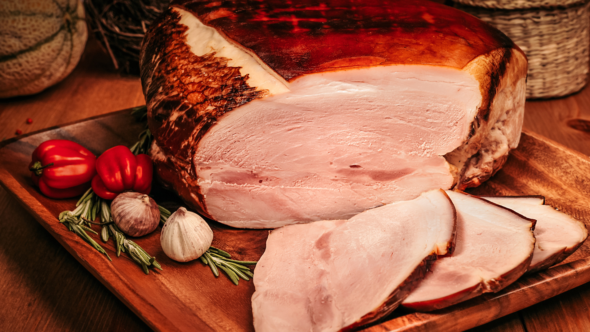 Аппетитный кусок ветчины с перцем и чесноком на доске