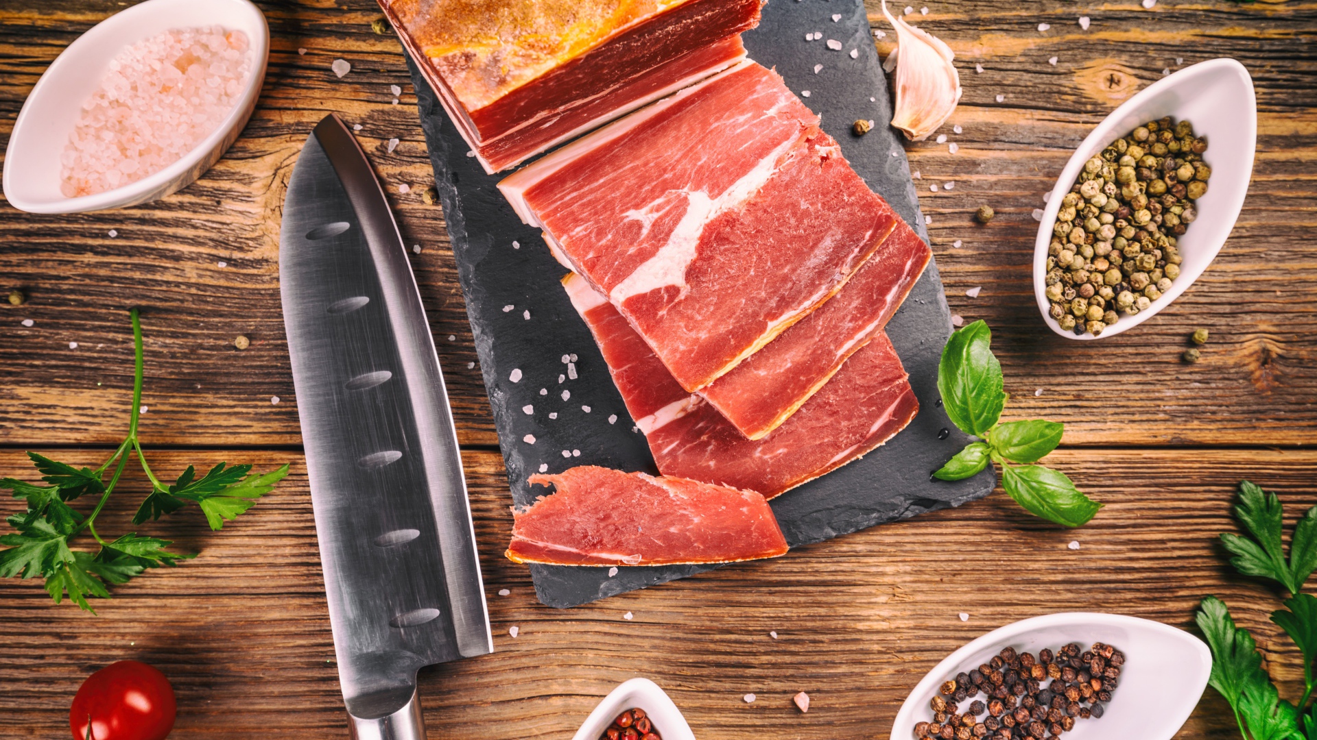 Аппетитный кусок мяса на столе со специями