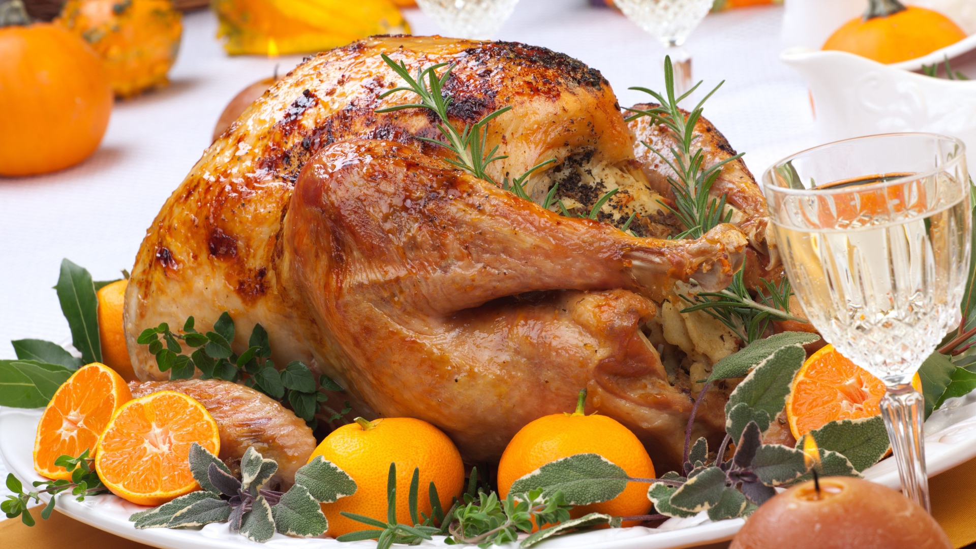 Запеченная курица в духовке с мандаринами на праздничном столе