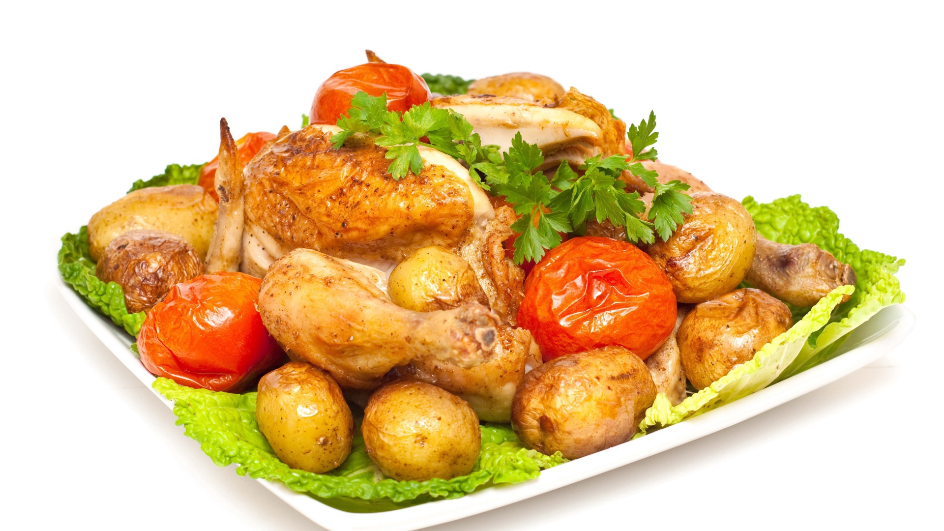 Запеченная курица с картофелем и помидорами на белом фоне