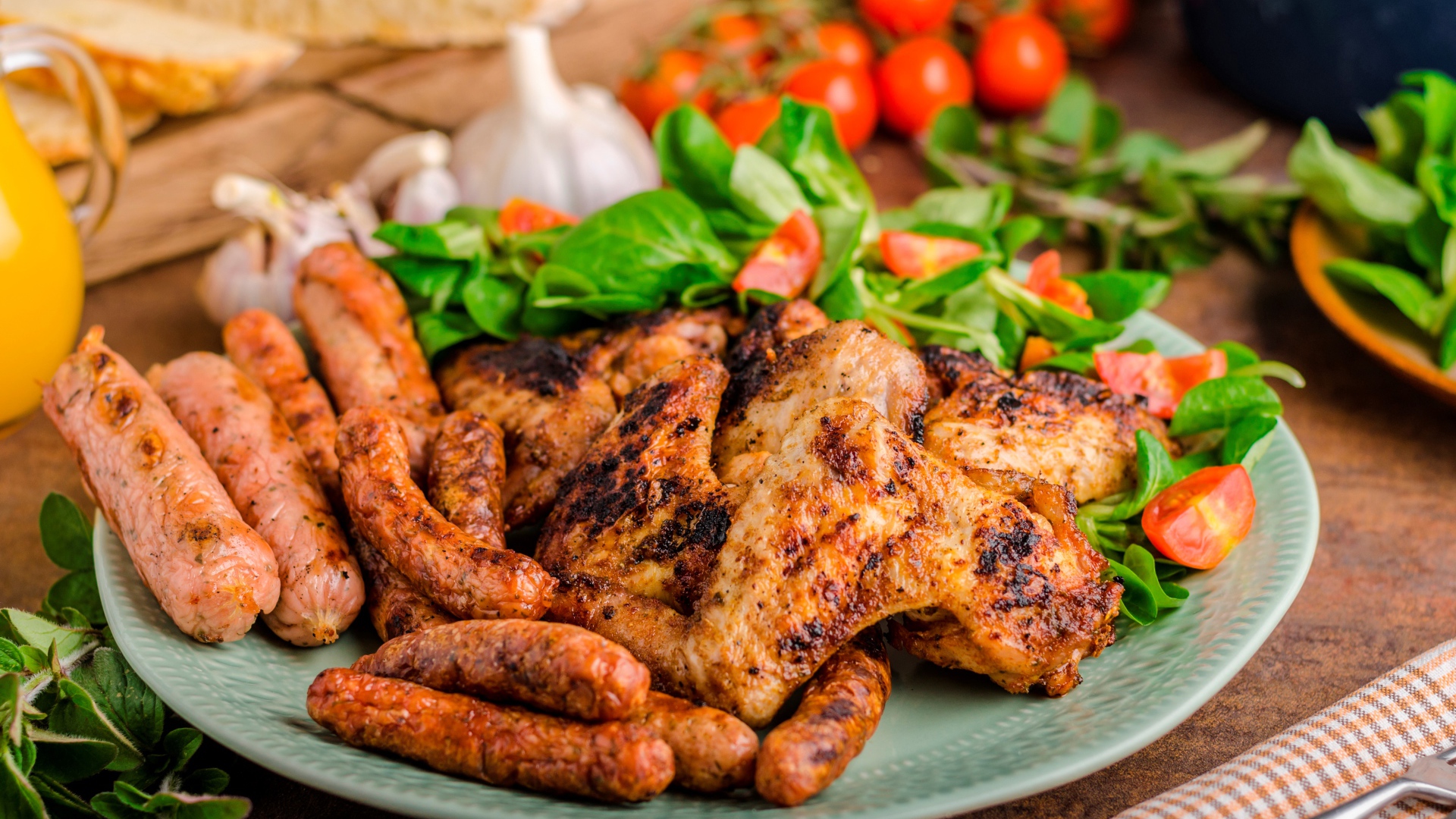 Жареные куриные крылышки с сосисками