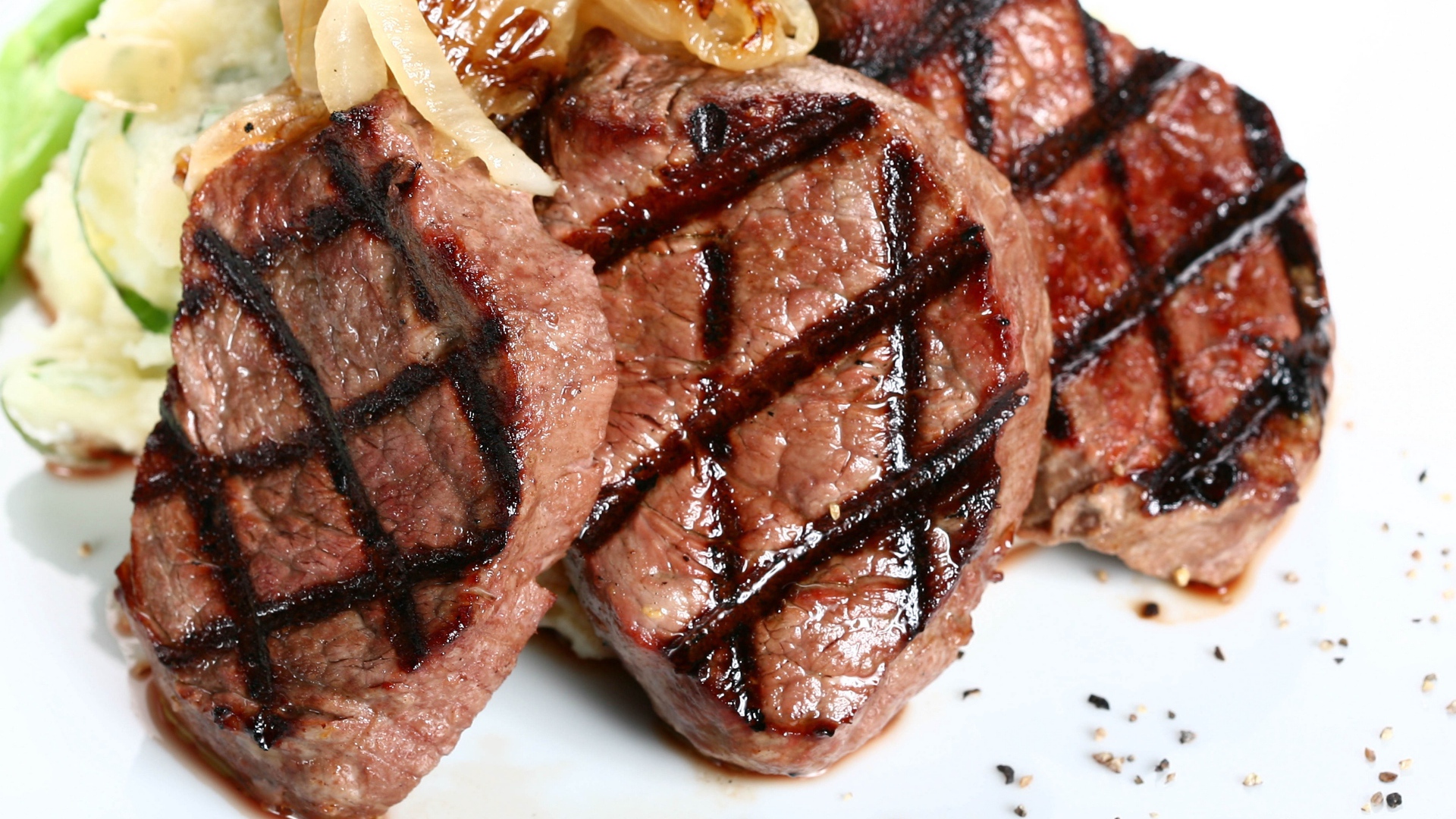 Жареное мясо барбекю с овощами