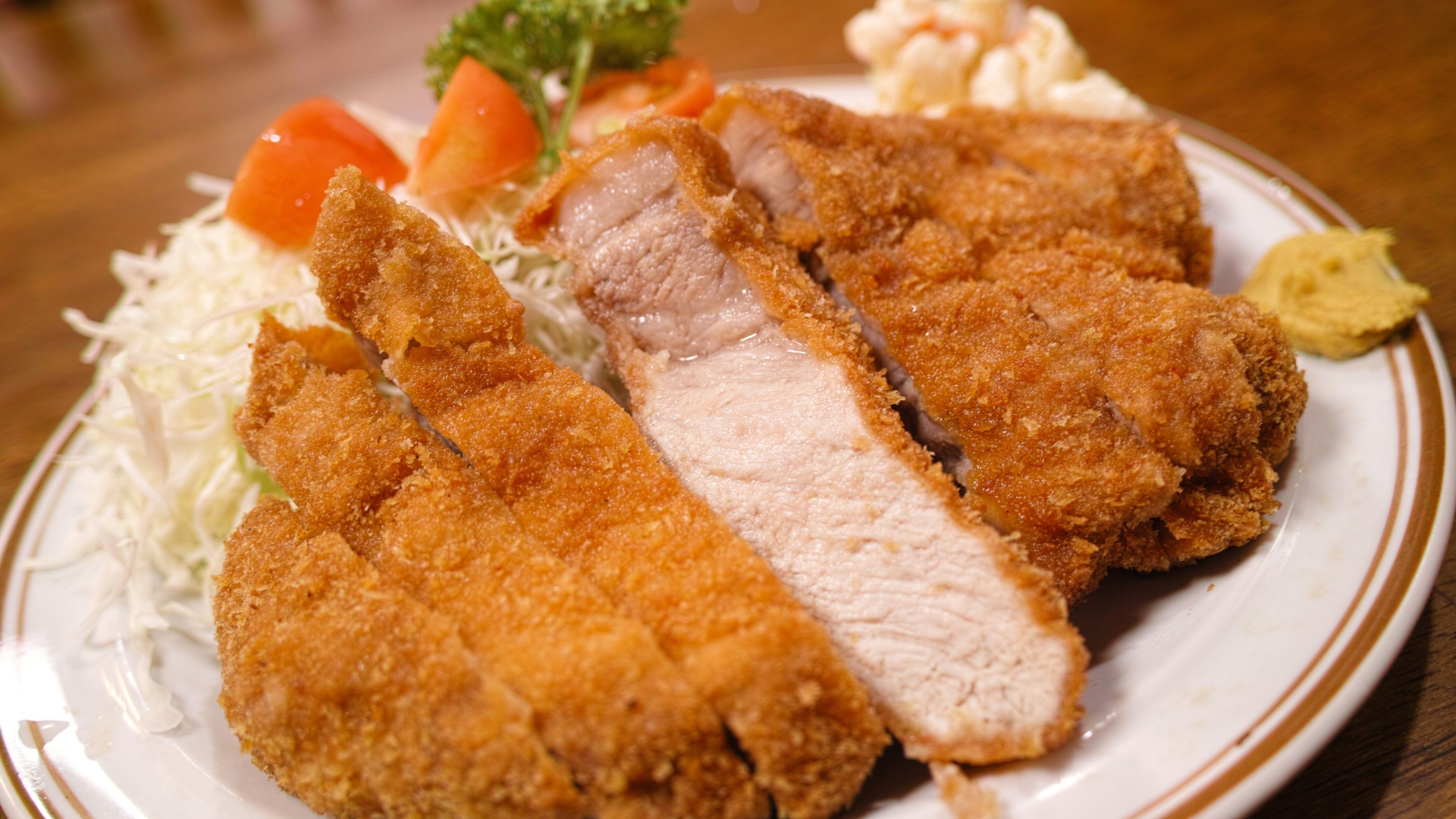 Сочная отбивная на тарелке с овощами