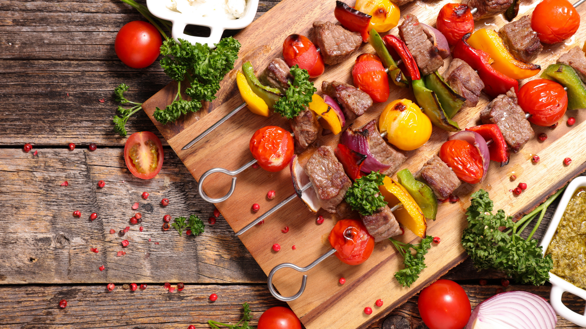 Шашлык на шампурах с овощами 