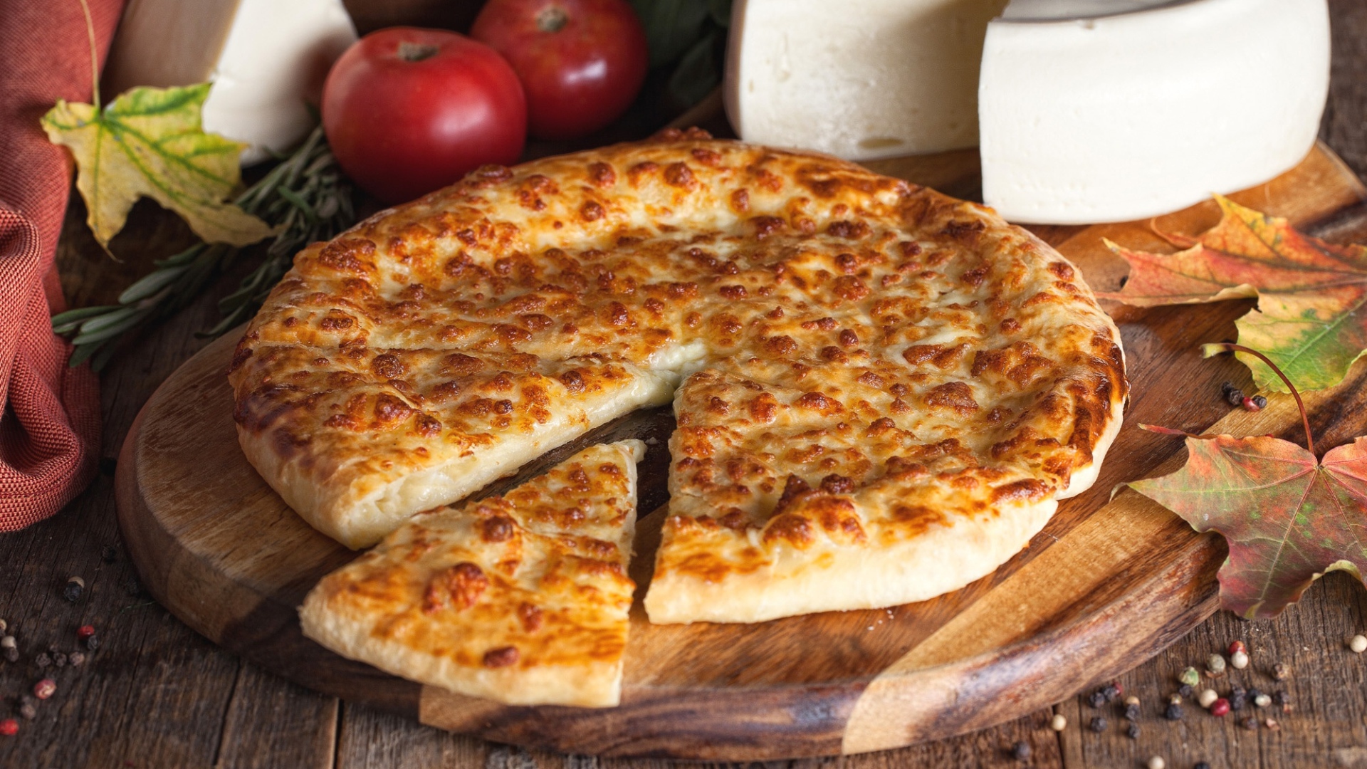 Пицца с сыром на разделочной доске