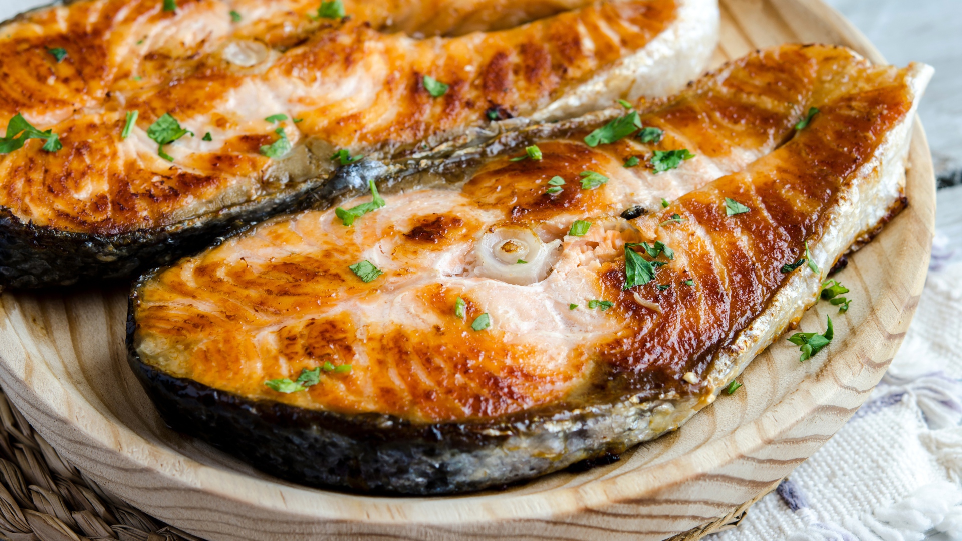 Аппетитные куски жареной рыбы на столе 