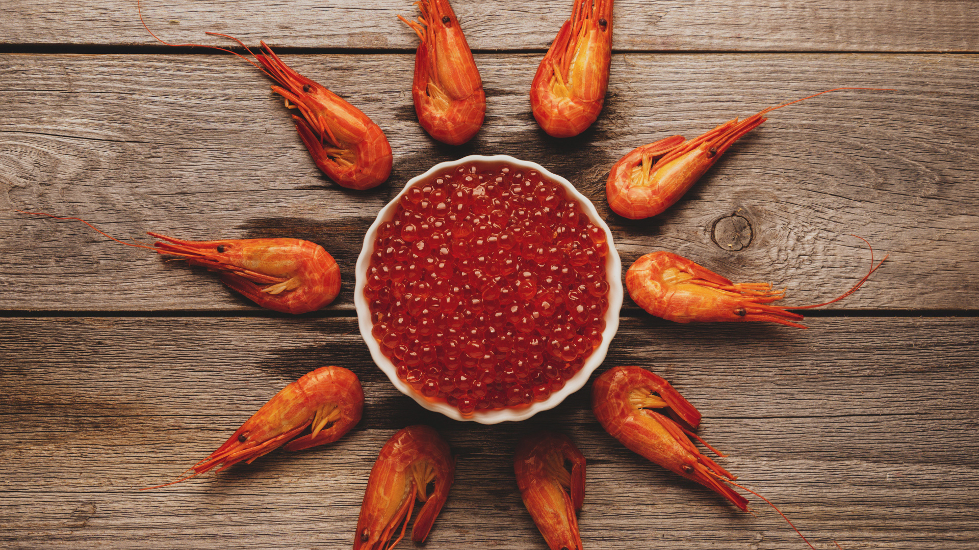 Вареные креветки на столе с красной икрой