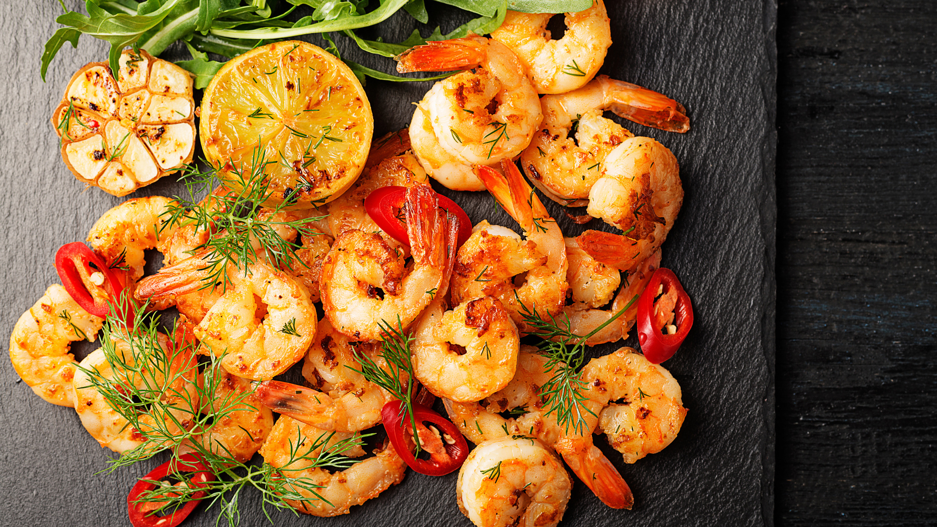 Жаренные креветки с чесноком, лимоном и красным перцем