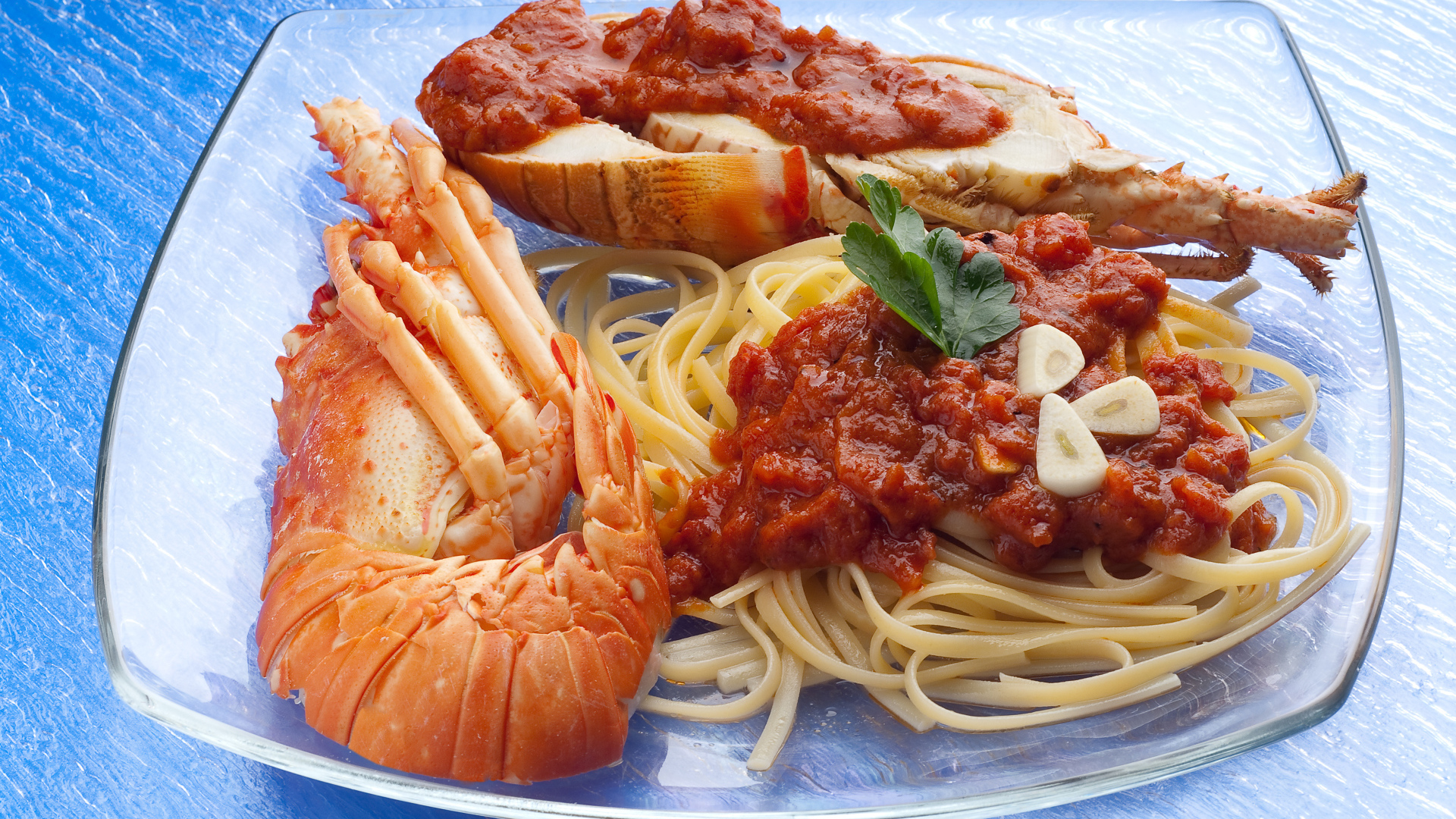 Омар на тарелке со спагетти с соусом