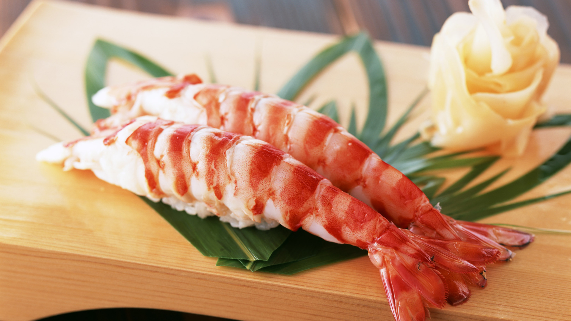 Две крупные вареные креветки на столе