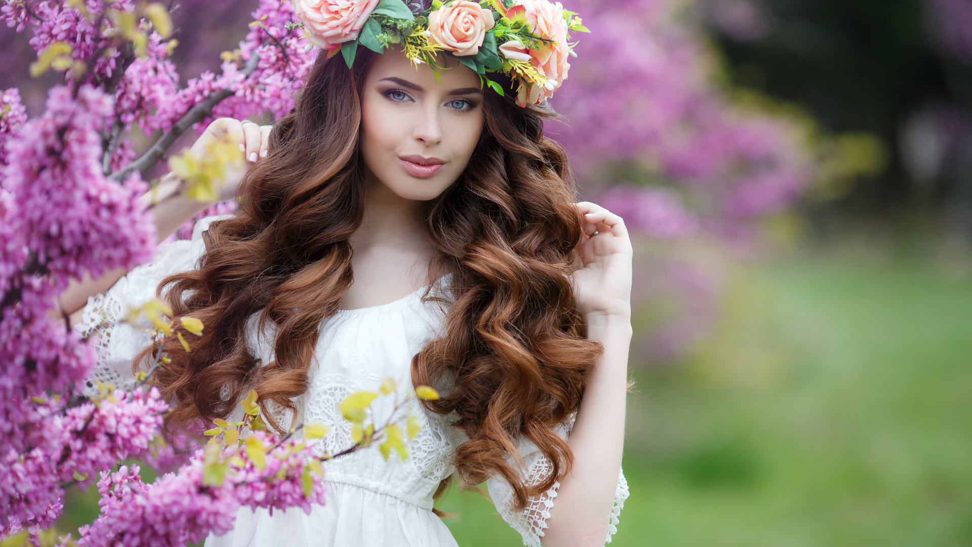 Красивая шатенка в белом платье с венком из роз на голове