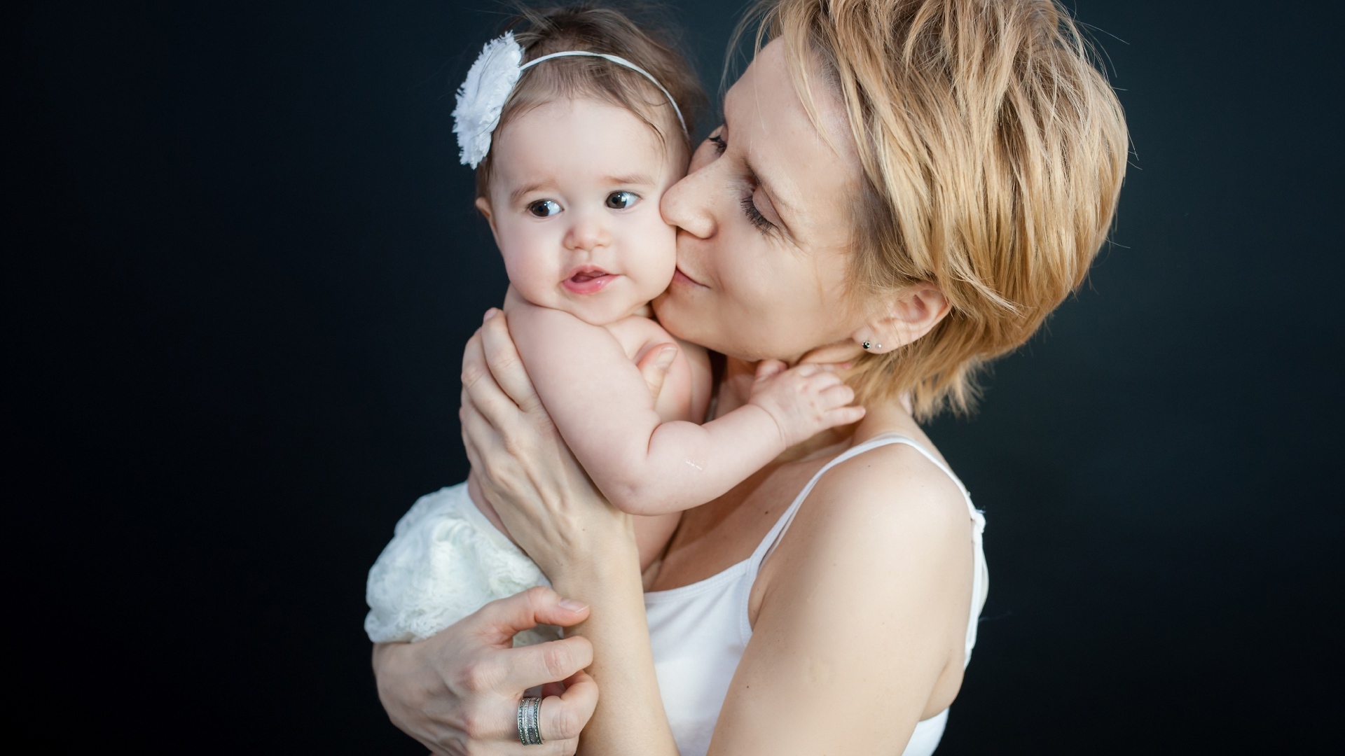 Девушка с маленькой девочкой на руках