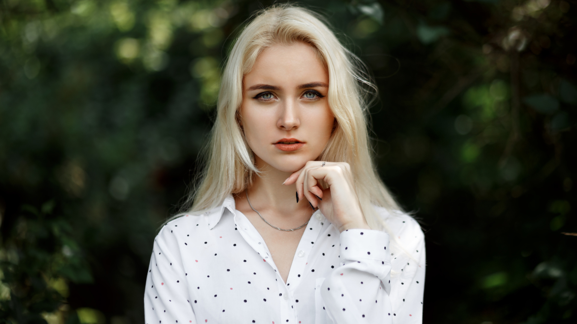 Настоящая нежная девушка блондинка в  рубашке