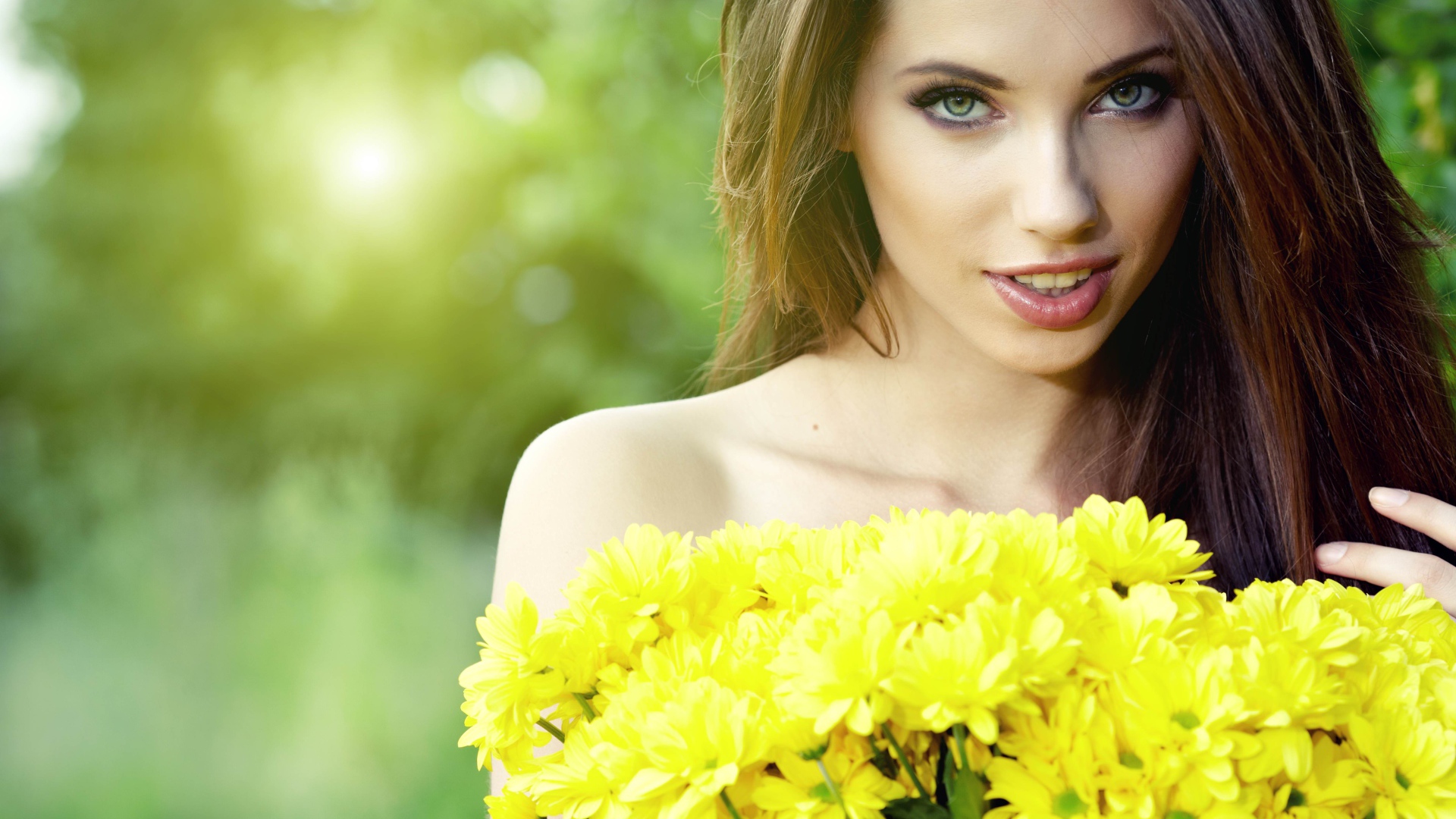 Настоящая девушка с букетом желтых хризантем