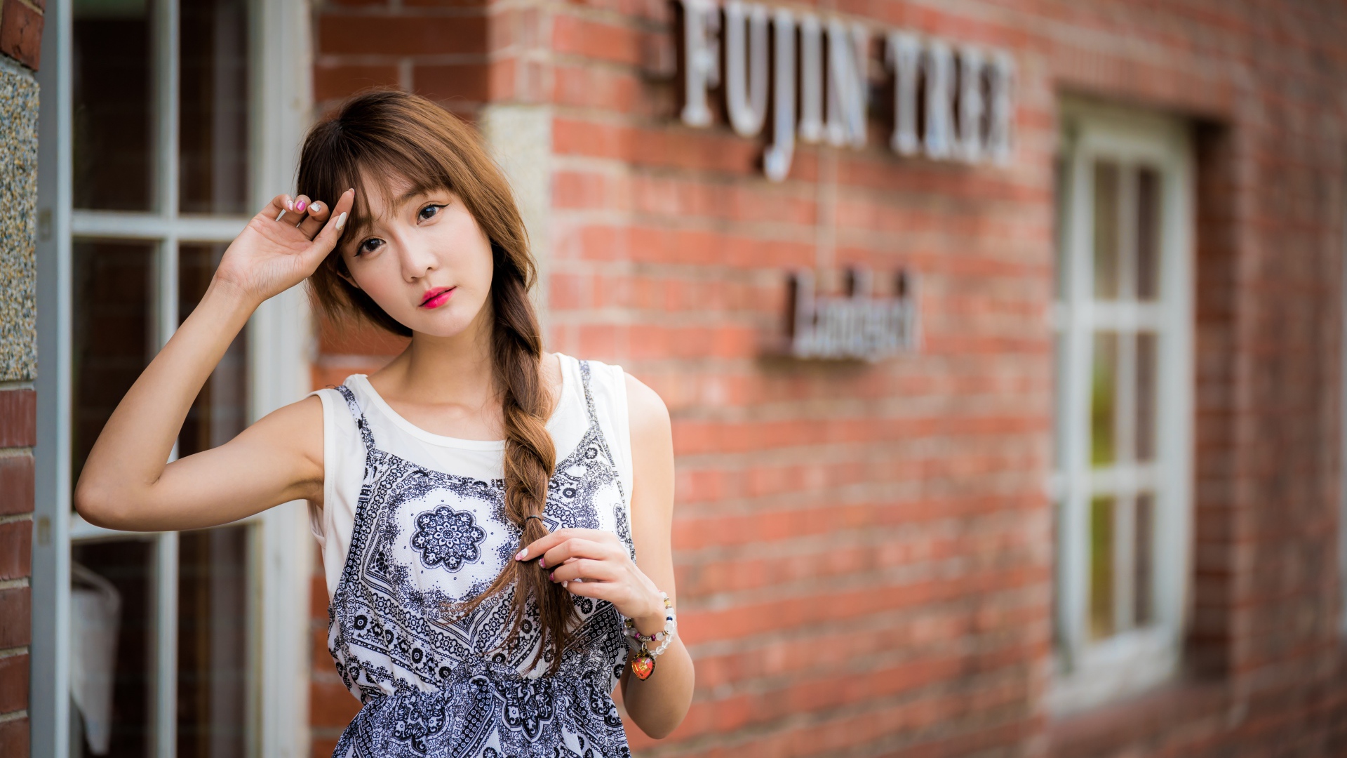 Нежная девушка азиатка у дома