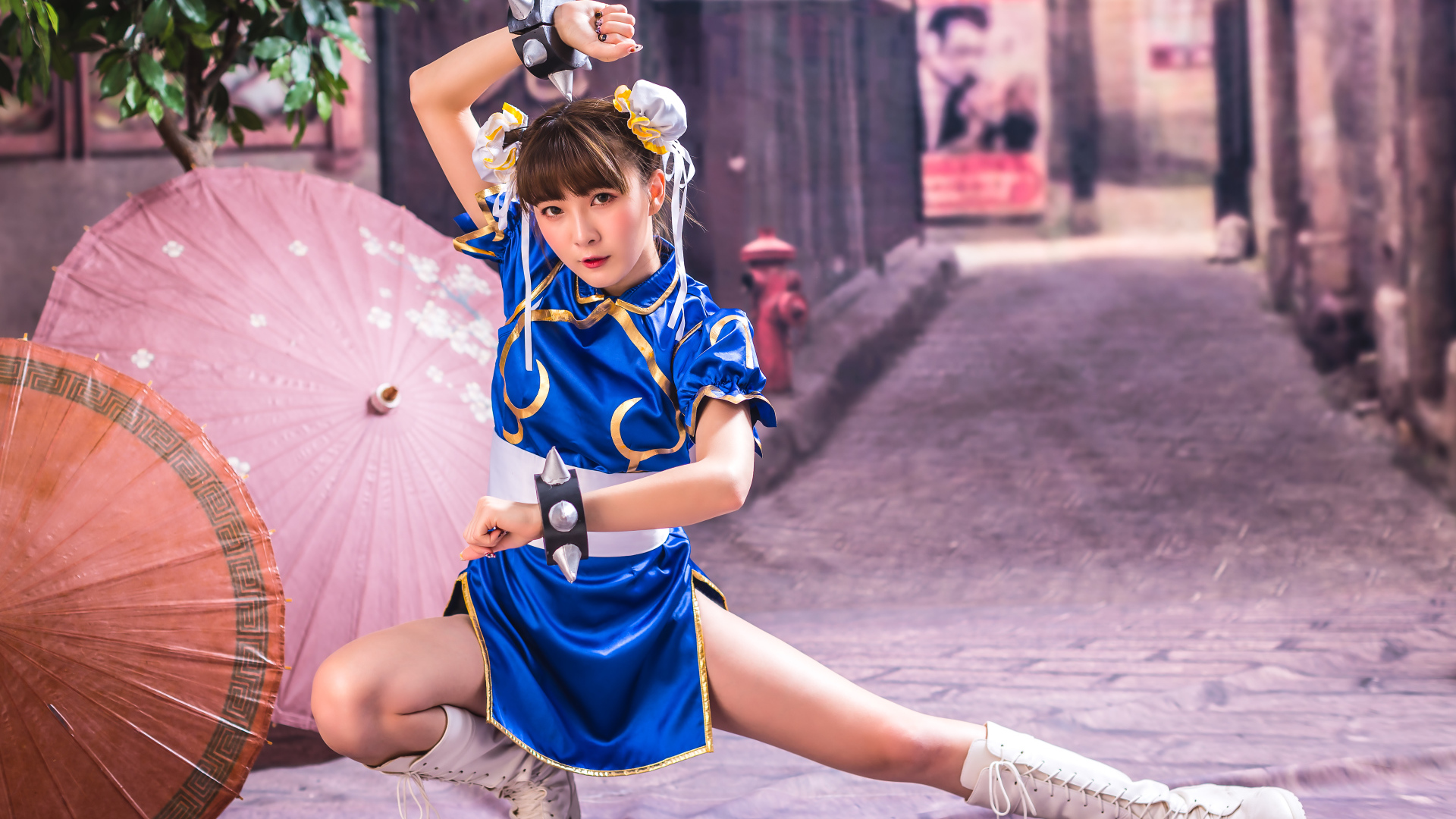 Спортивная девушка азиатка с зонтами