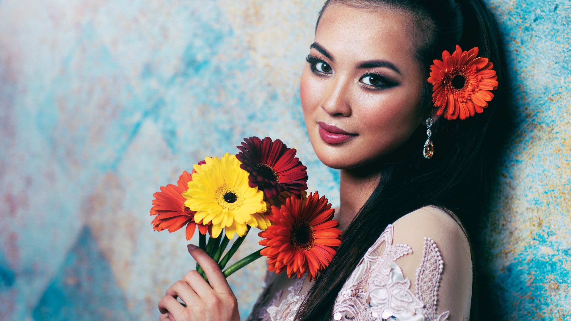 Красивая девушка азиатка с букетом гербер в руках