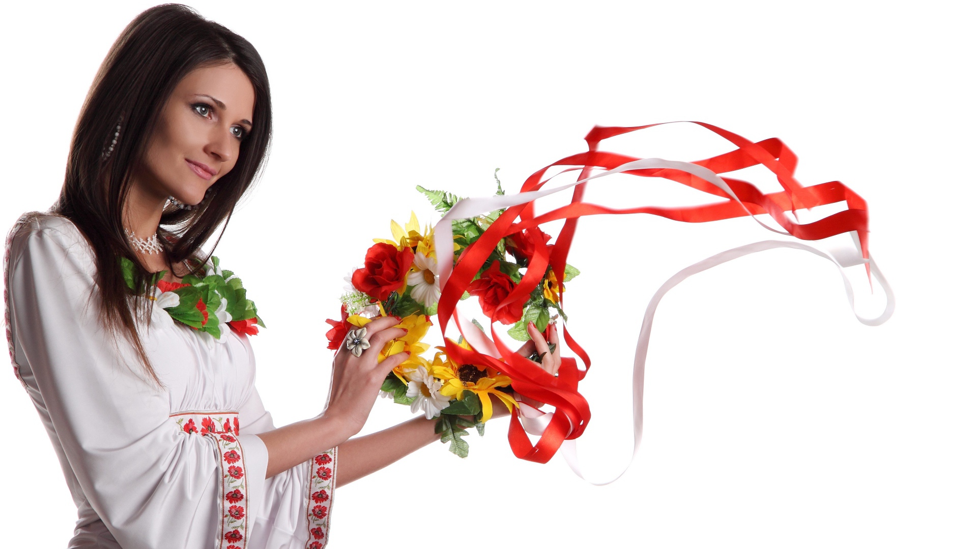 Красивая девушка украинка с венком в руках на белом фоне