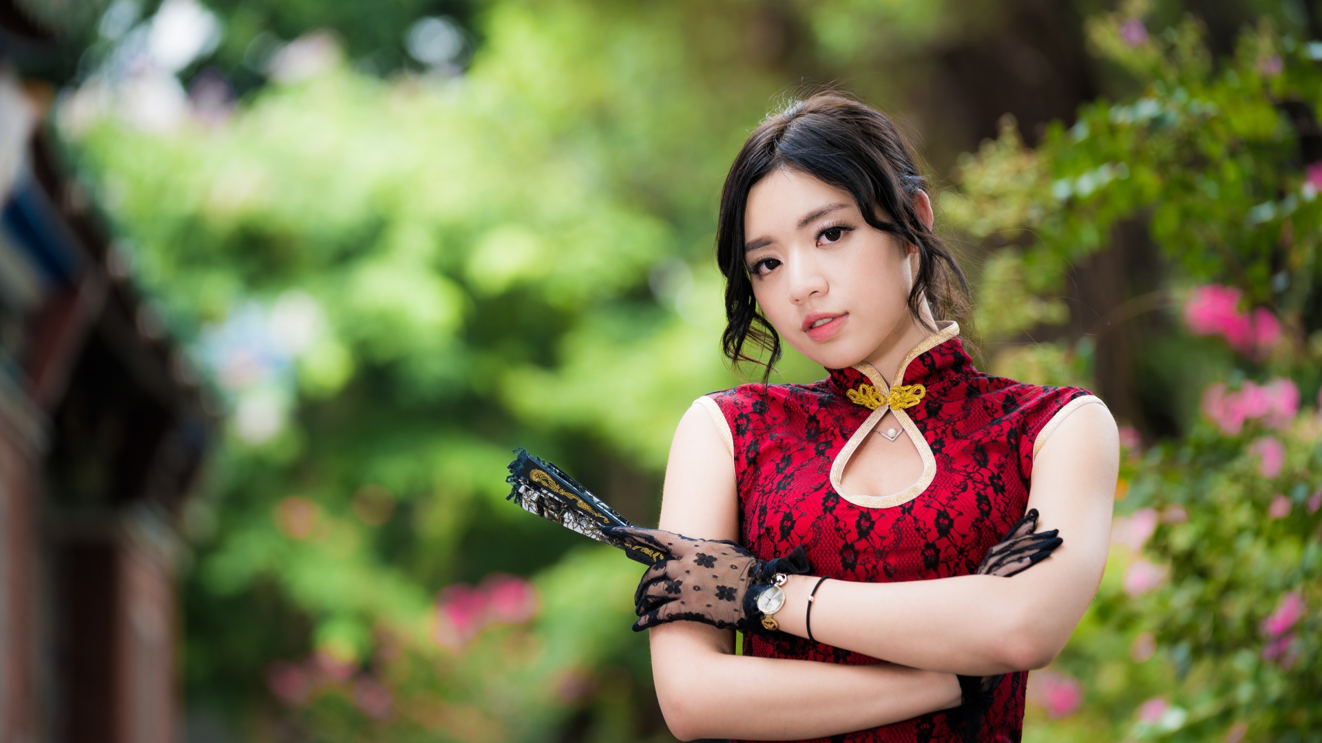 Красивая девушка азиатка с веером в руке