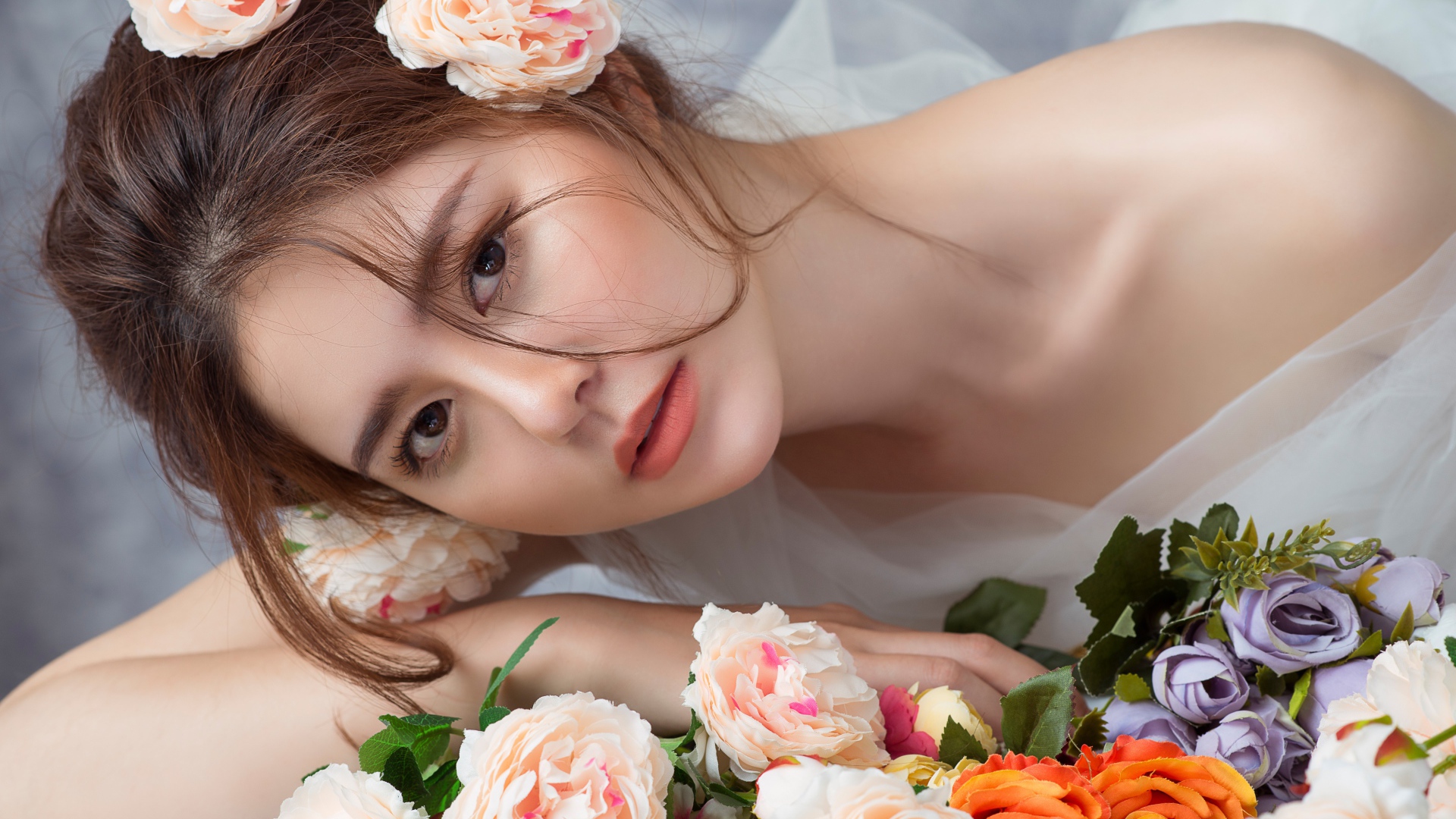 Красивая девушка азиатка с цветами в волосах 