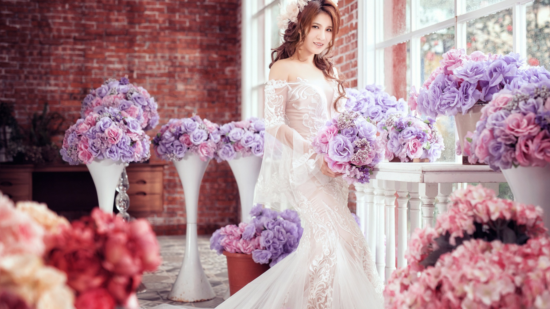 Красивая азиатка в свадебном платье с цветами