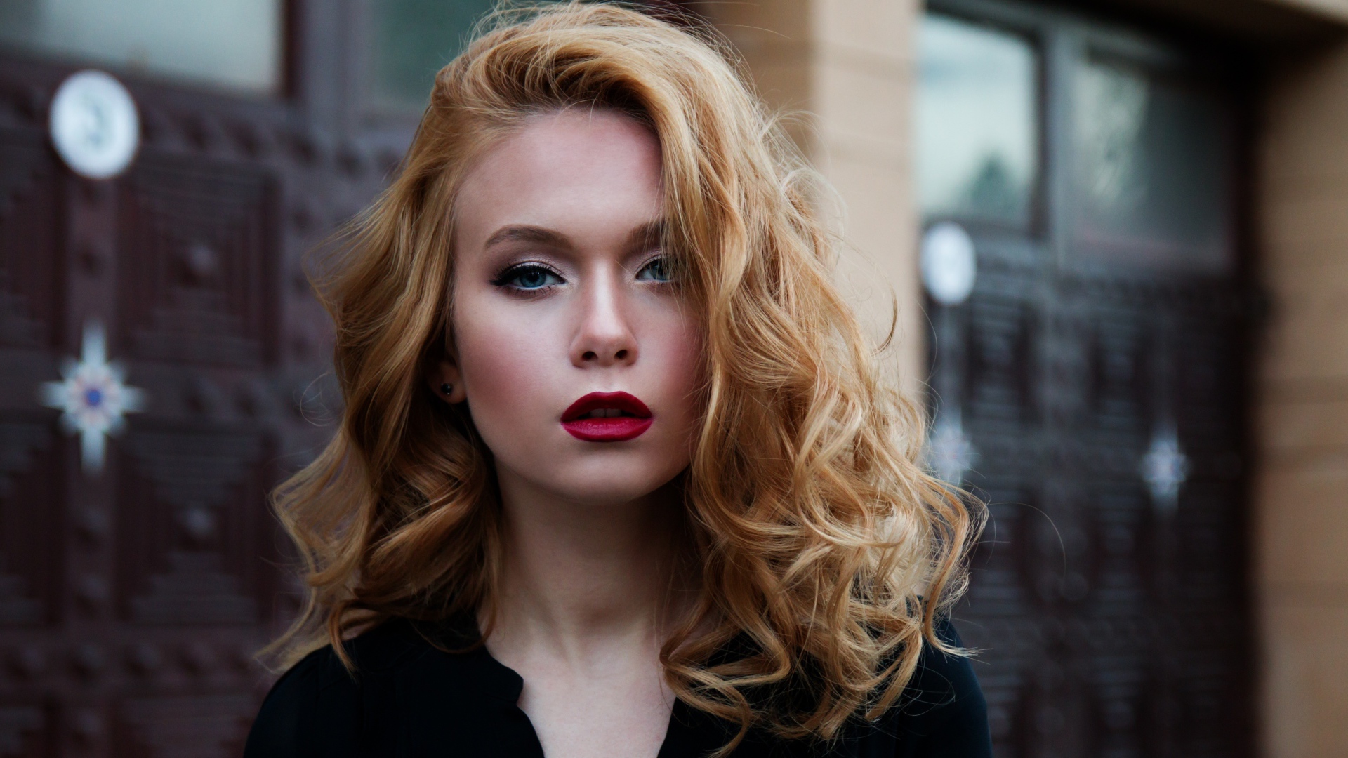 Красивая блондинка модель с голубыми глазами