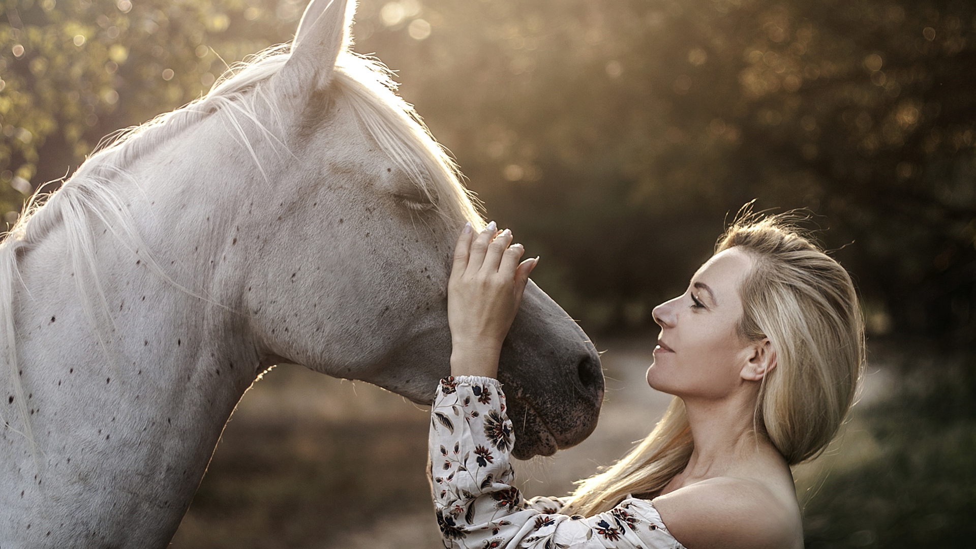 Красивая девушка блондинка с лошадью
