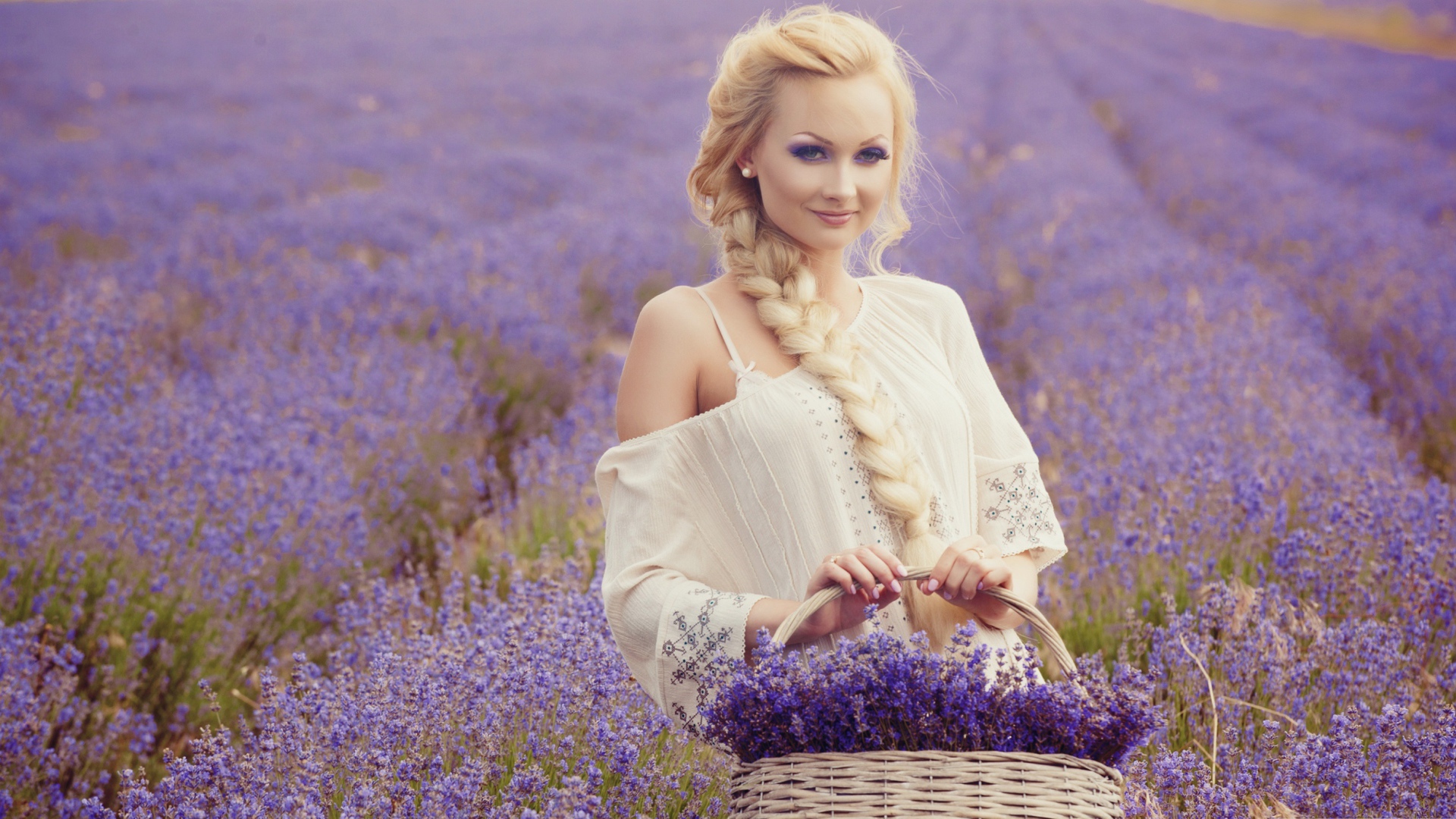 Красивая блондинка с корзиной лаванды в руках