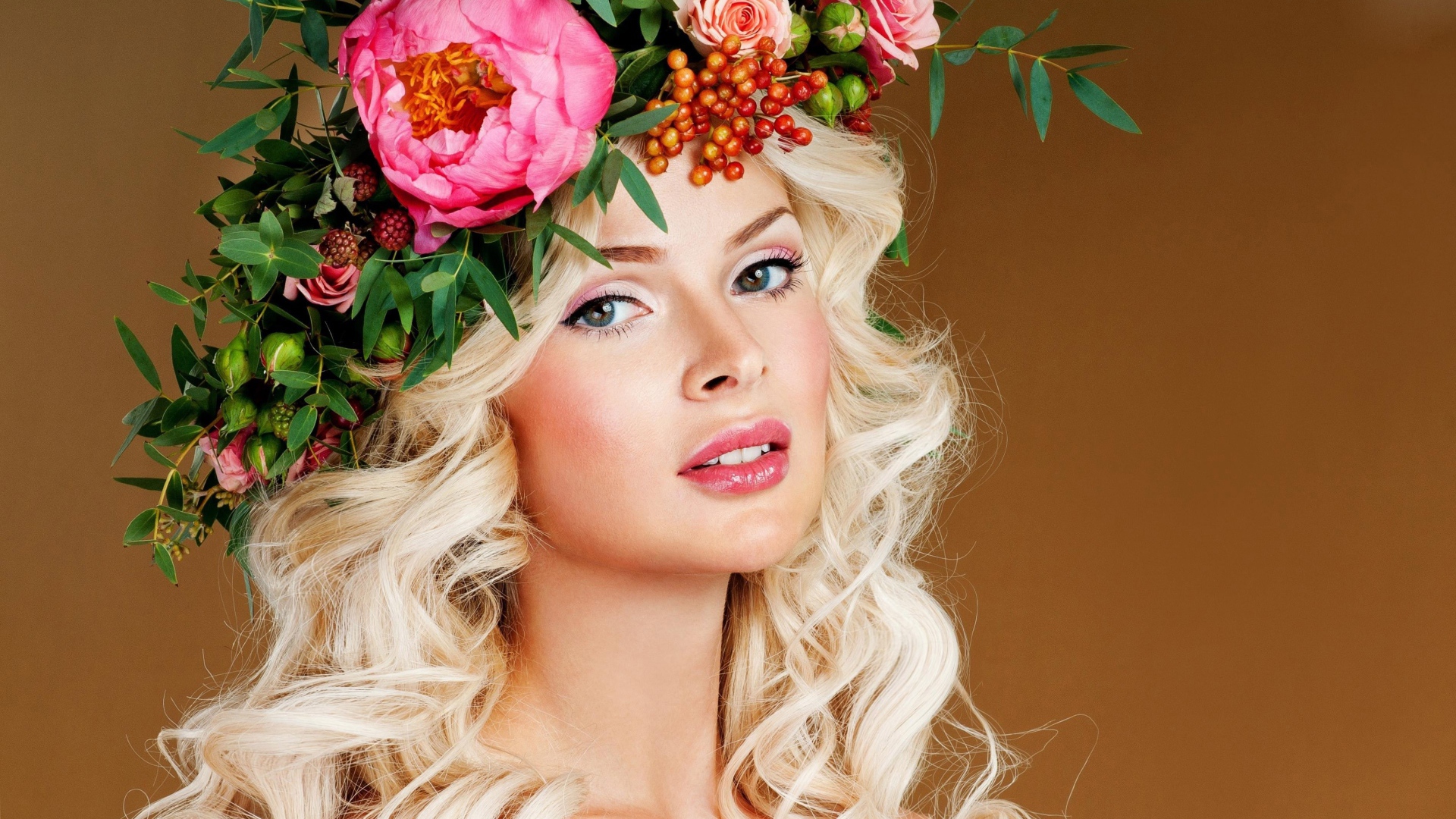 Красивая блондинка с красивым венком на голове