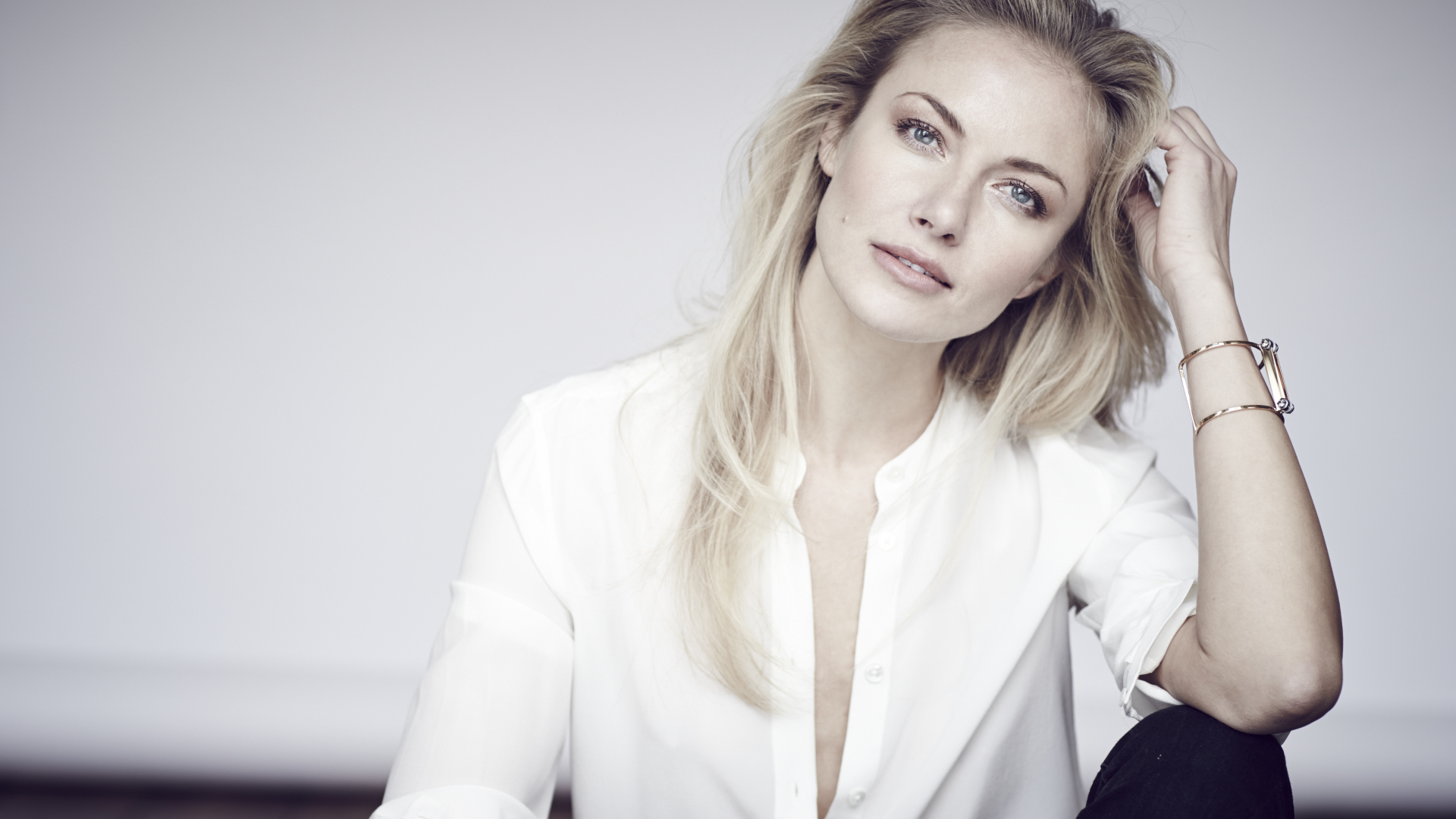 Красивая голубоглазая девушка блондинка в белой рубашке