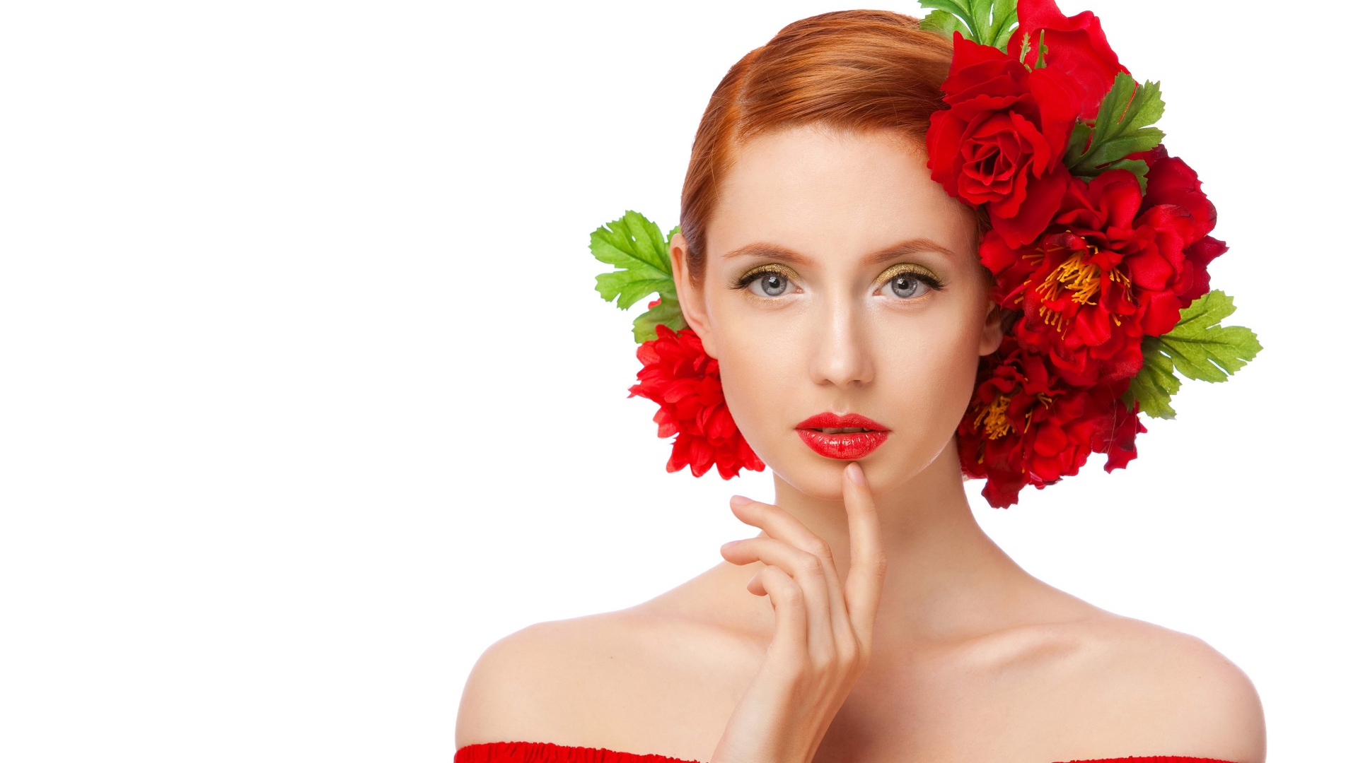 Красивая яркая девушка с красными цветами в волосах на белом фоне
