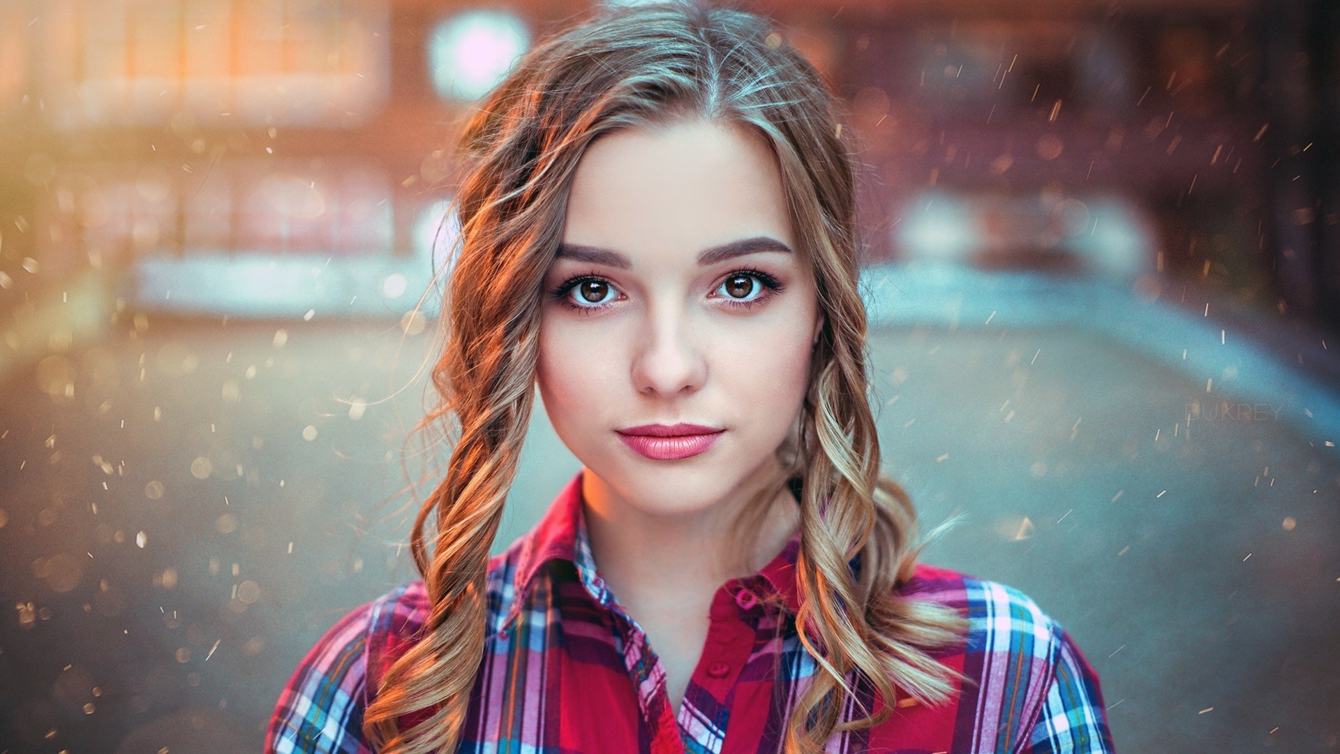 Красивая кареглазая девушка с прической 