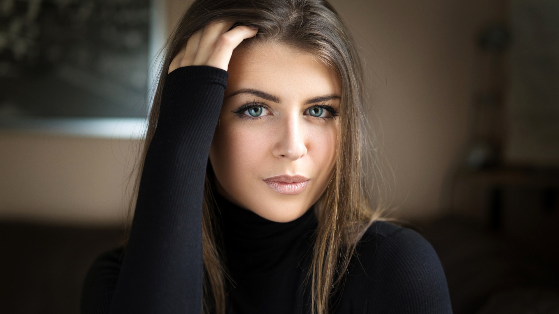 Красивая шатенка в черном свитере 