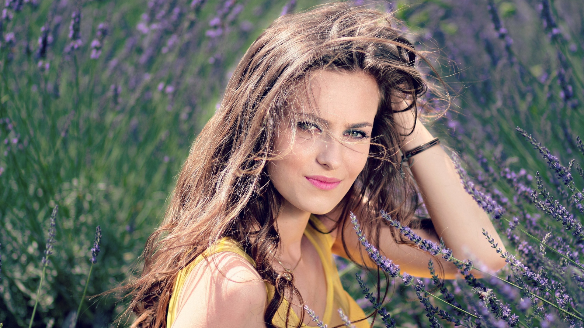 Красивая шатенка в цветах лаванды