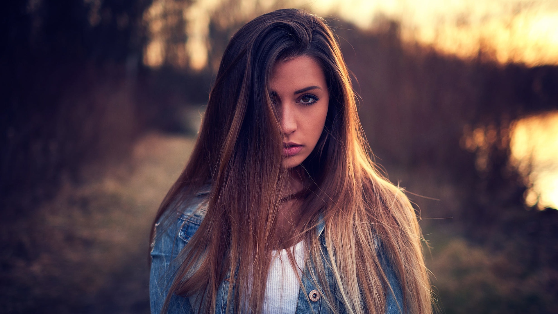 Красивая брюнетка с волосами на лице