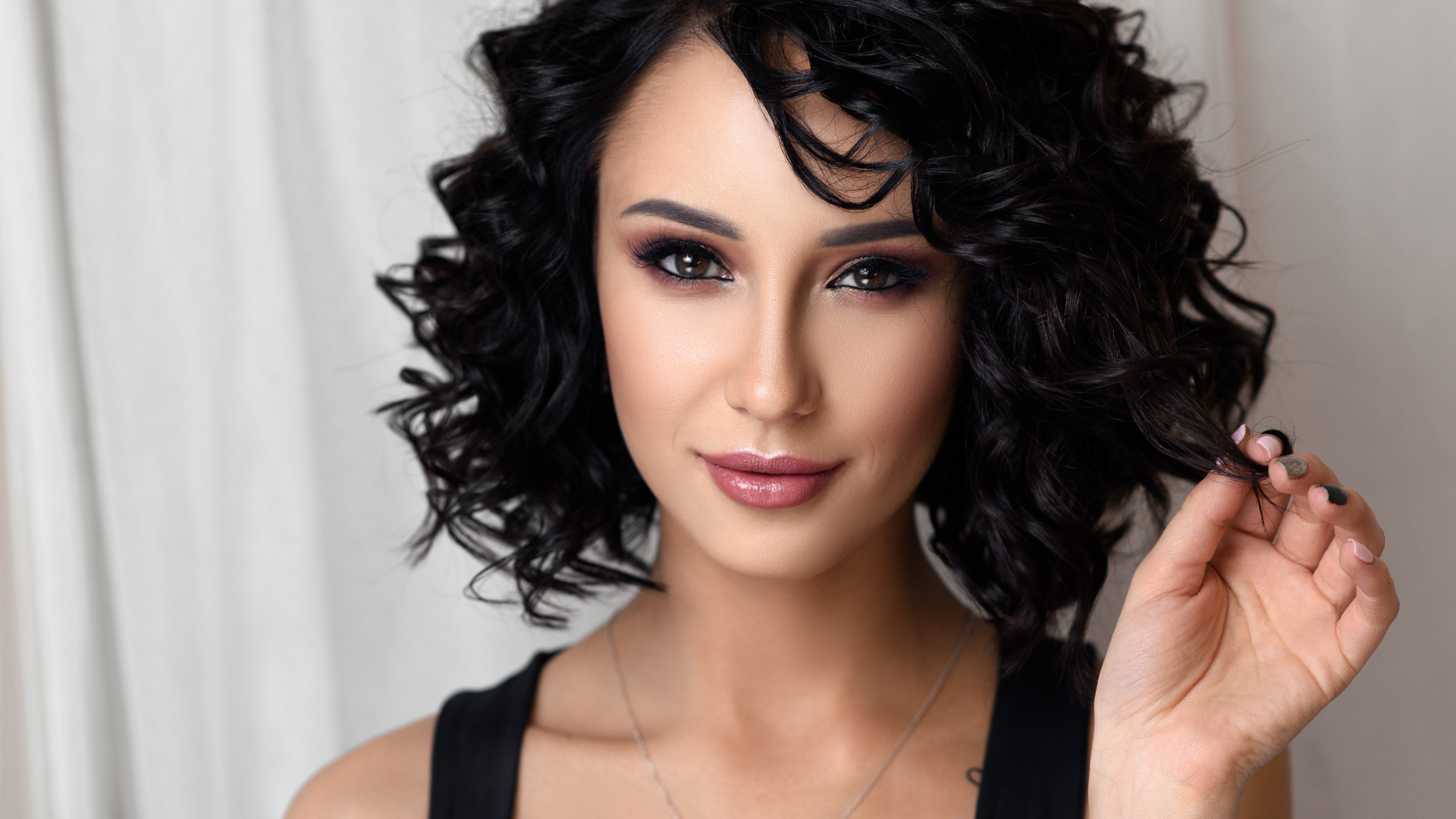 Красивая брюнетка с макияжем