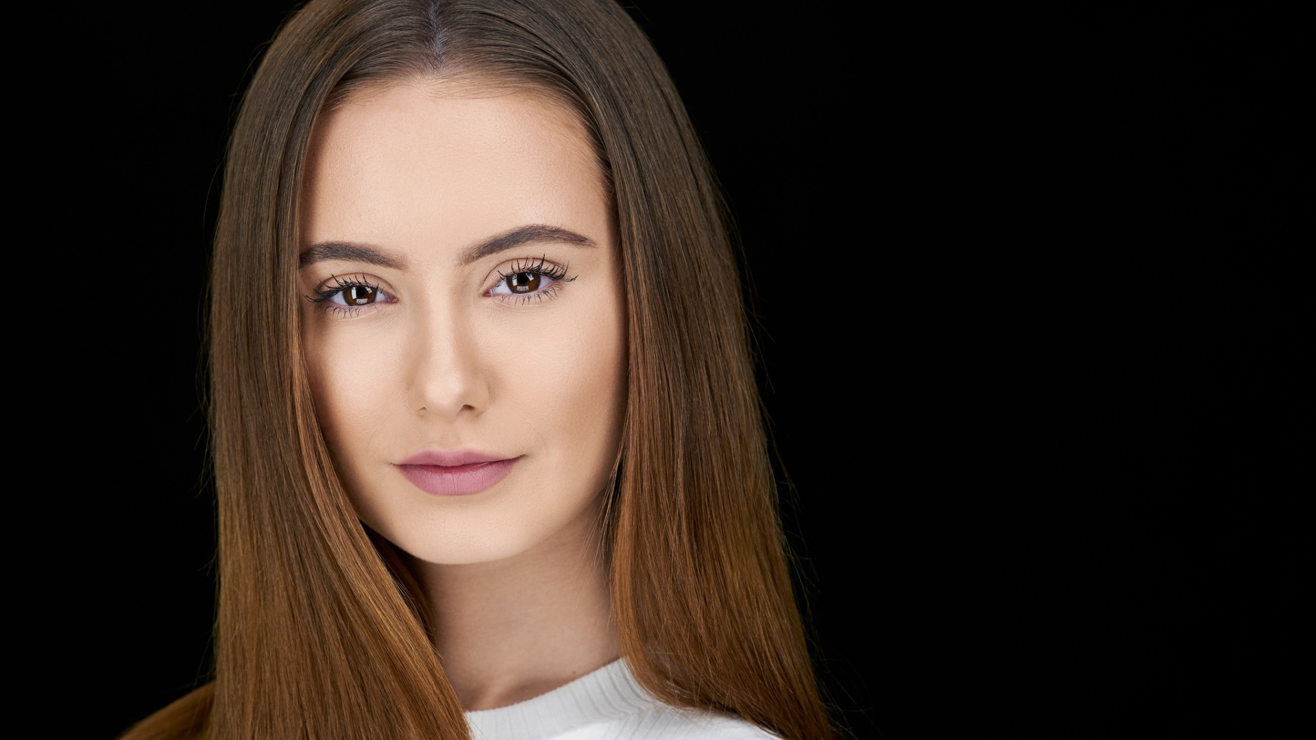 Красивая нежная шатенка на сером фоне