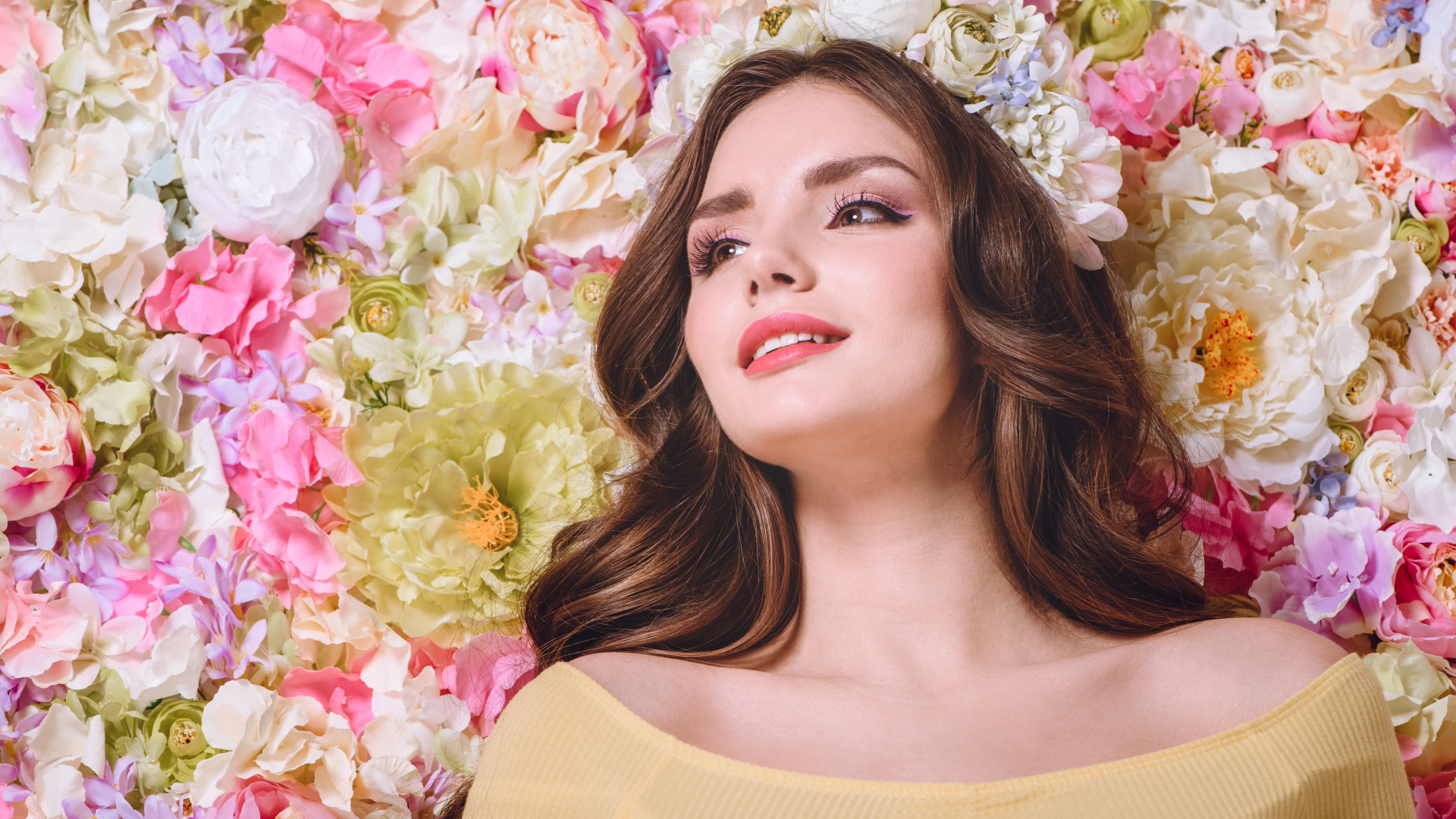 Красивая девушка на фоне цветов 