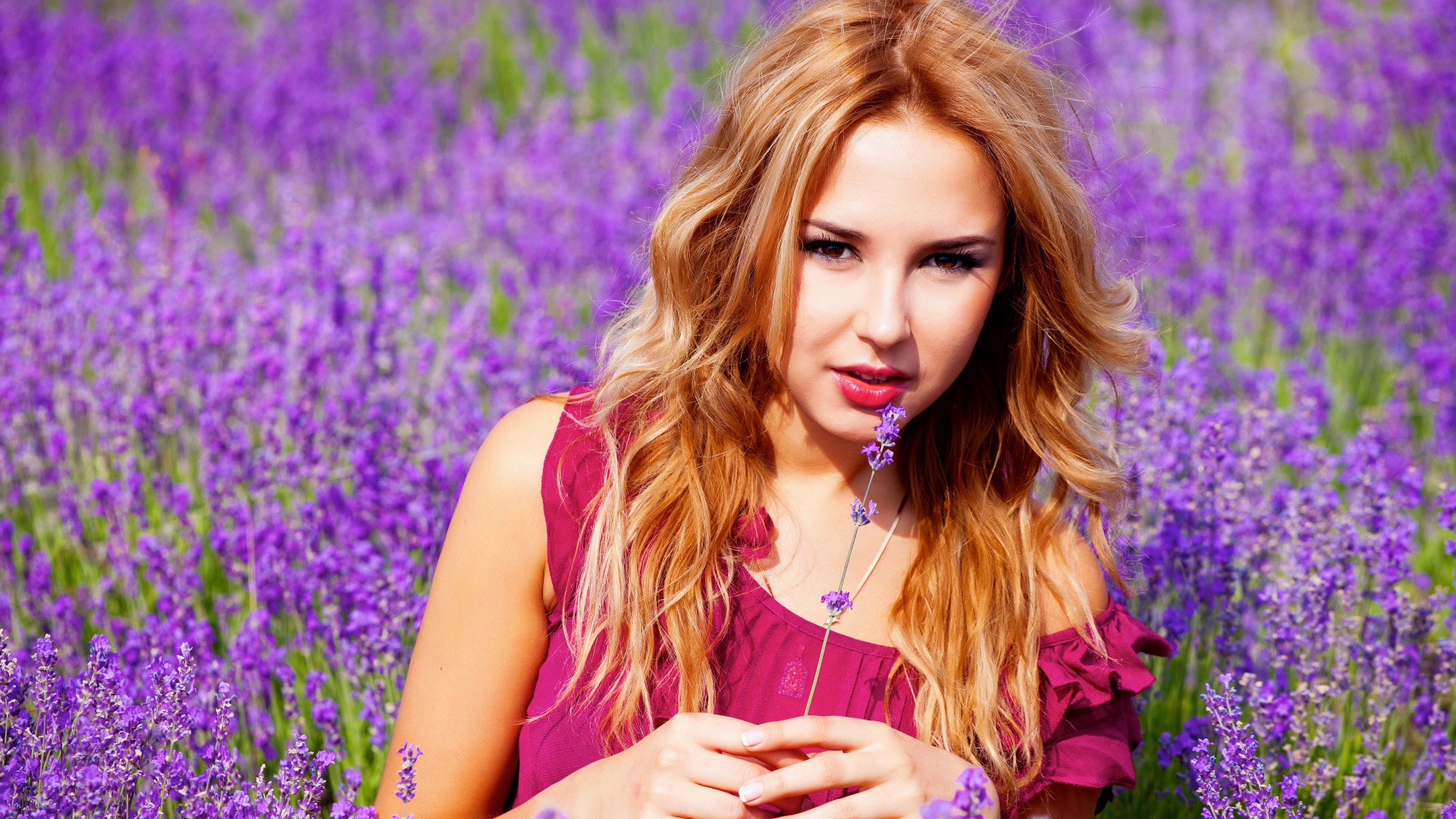 Красивая девушка на поле с лавандой