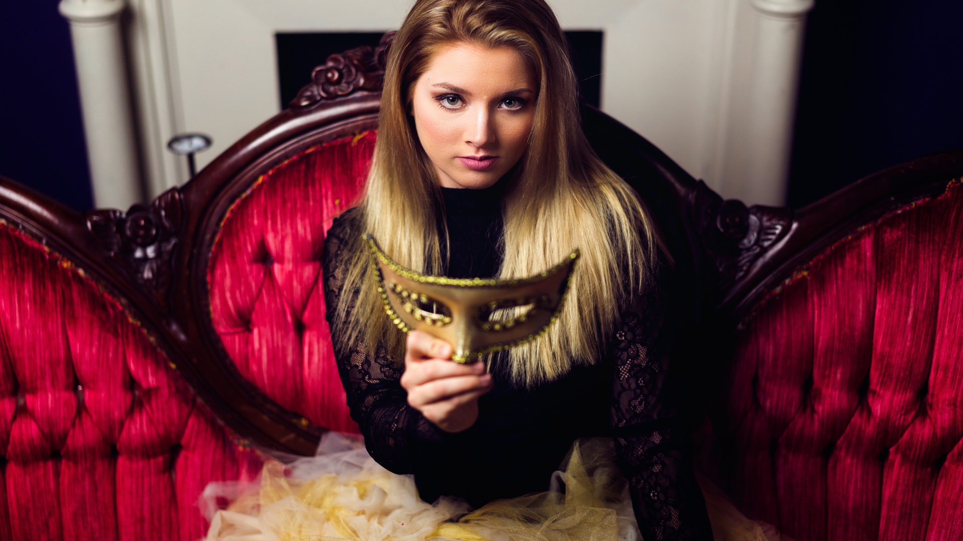 Красивая девушка с маской в руках